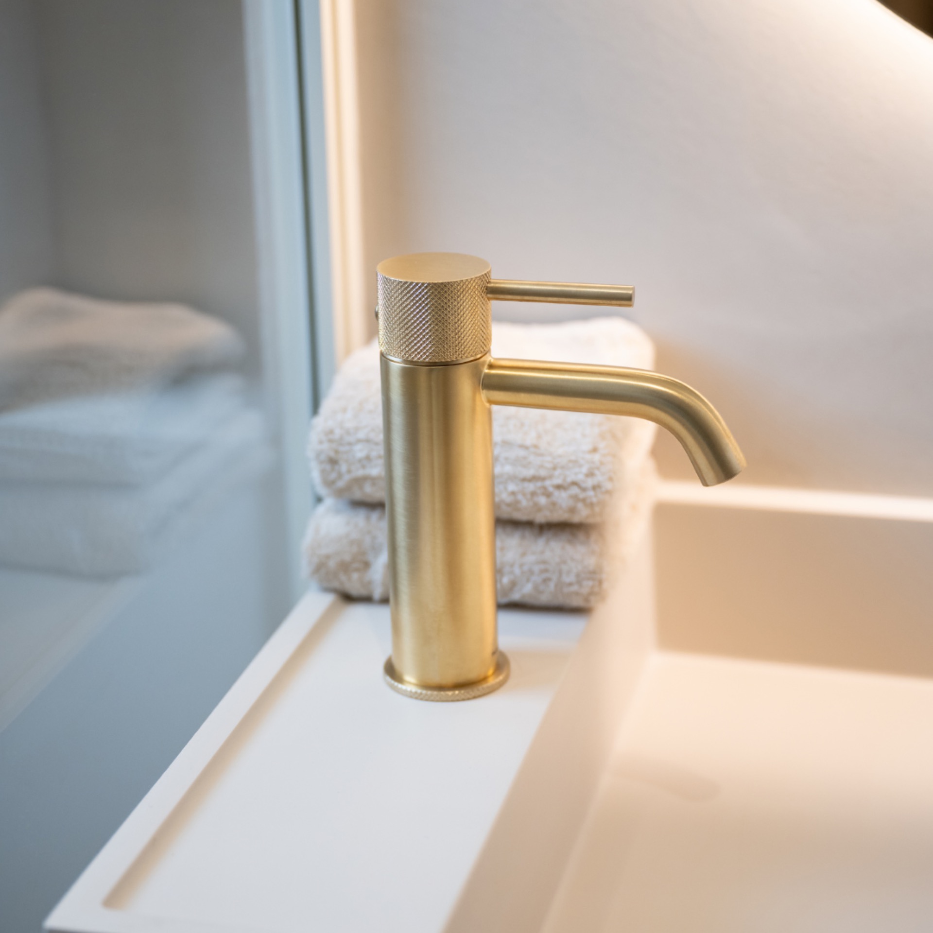 renovated luxury apartment with minimalist interior: integrated handle in a stone-like wall niche near the vanity in a, Luxe, Design, Exclusief, Modern, Maatwerk, Bijzondere, Mooie