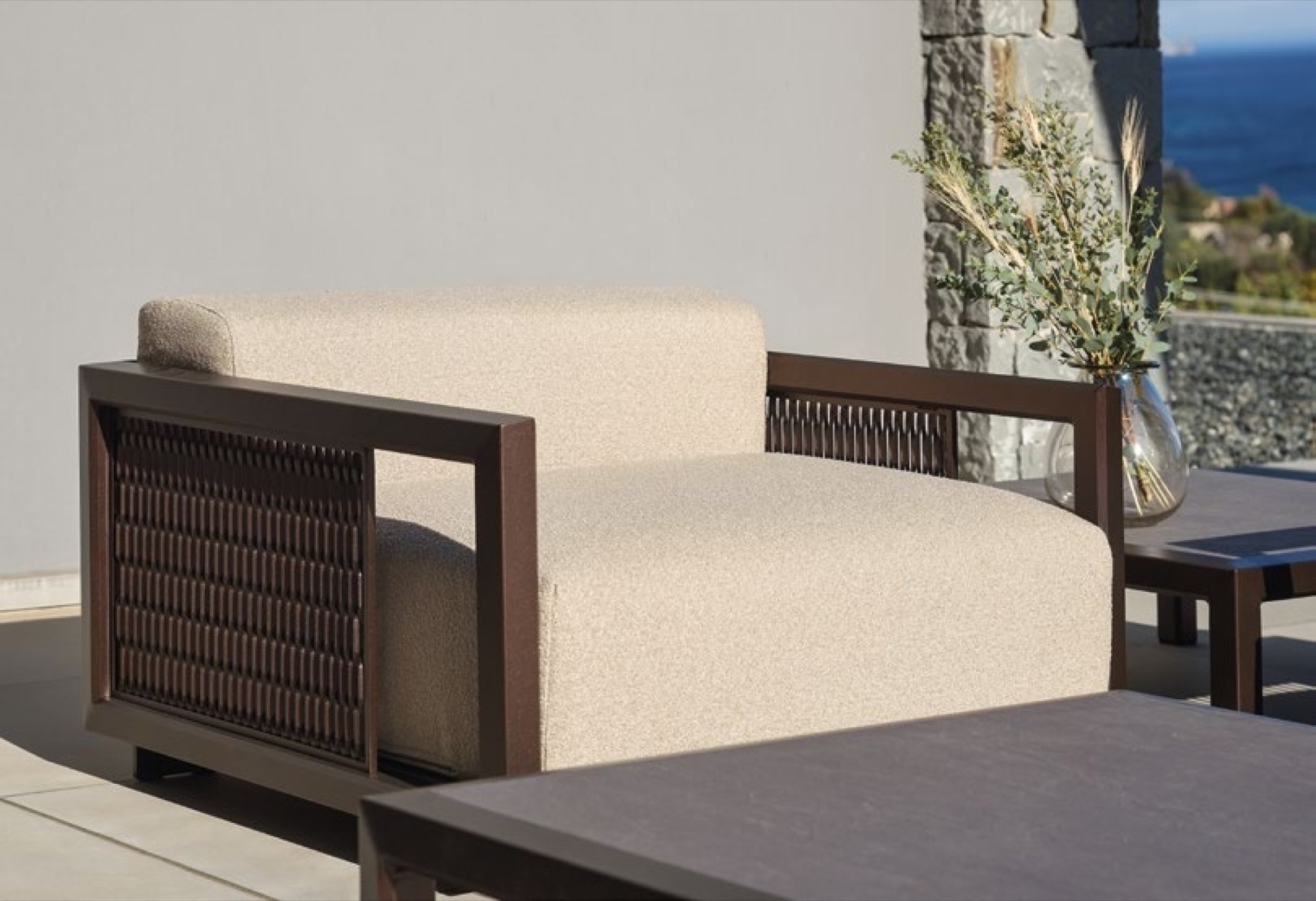 pannello rete 3D come dettaglio per esterni: dettaglio panca lounge da esterno con cuscini beige e pannello traforato a, Luxury, Design, Exclusive, Modern, Custom Made, Special, Beautiful