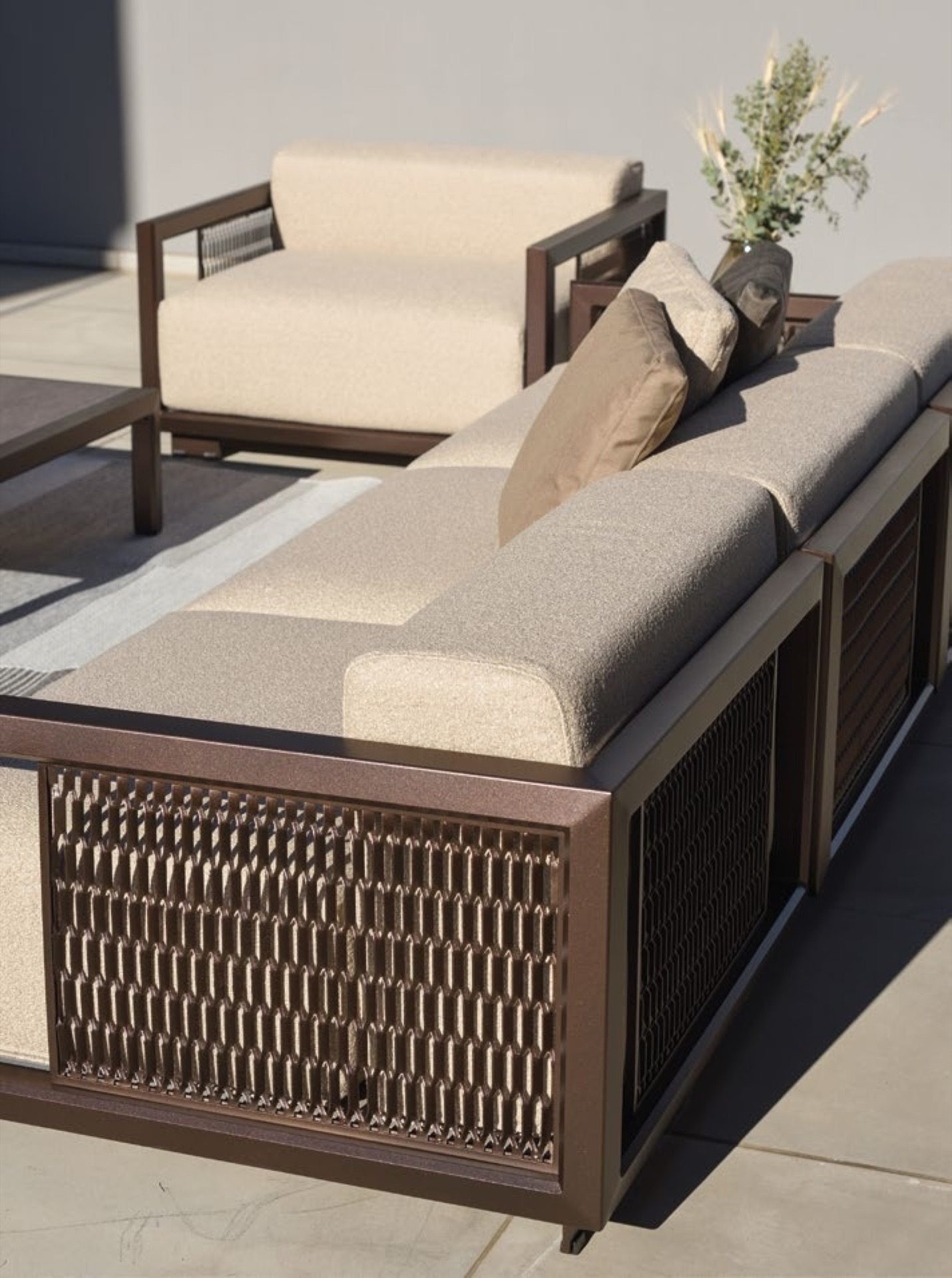 pannello rete 3D come dettaglio per esterni: primo piano del pannello laterale di una sdraia moderna con griglia traforata e, Luxury, Design, Exclusive, Modern, Custom Made, Special, Beautiful