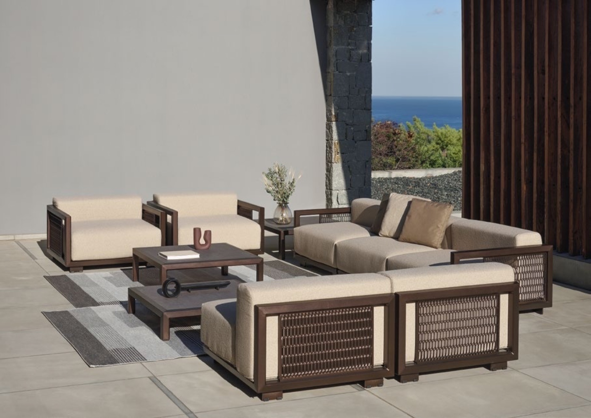 pannello rete 3D come dettaglio per esterni: zona relax esterna moderna con cuscini beige e pannelli traforati con vista mare, Luxury, Design, Exclusive, Modern, Custom Made, Special, Beautiful