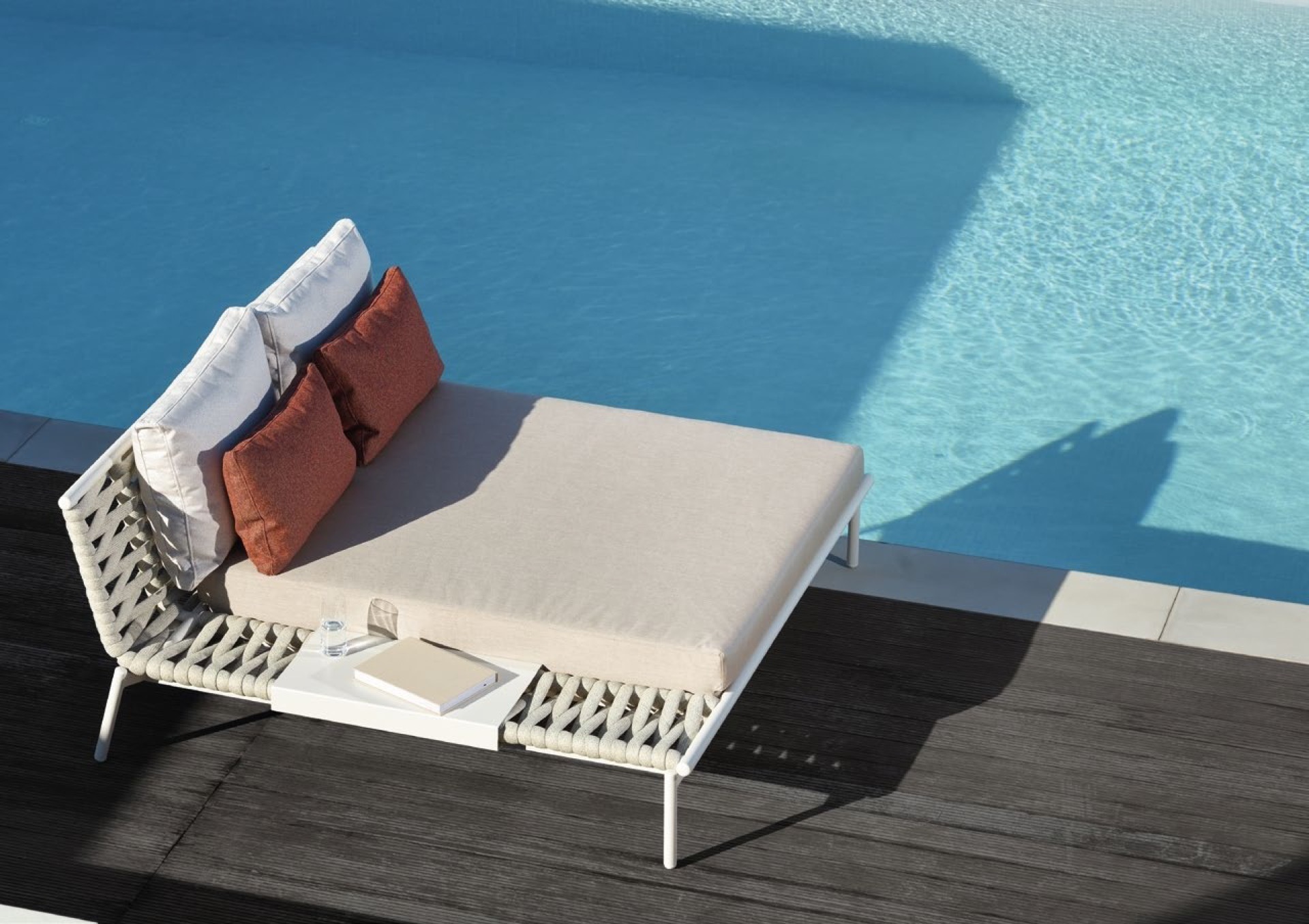 zona living outdoor con rivestimento intrecciato: poltrona lounge con cuscini grigi e struttura bianca vicino alla piscina, Luxe, Design, Exclusief, Modern, Maatwerk, Bijzondere, Mooie
