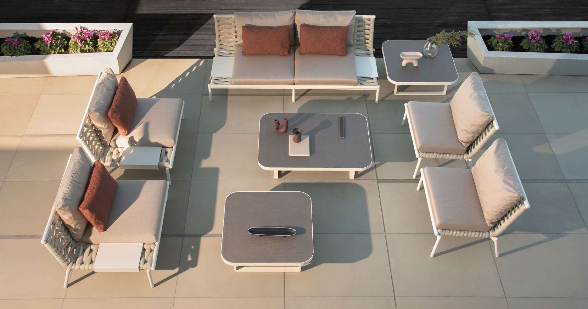 zona living outdoor con rivestimento intrecciato: zona living esterna su terrazza con struttura bianca, cuscini grigi e, Luxe, Design, Exclusief, Modern, Maatwerk, Bijzondere, Mooie