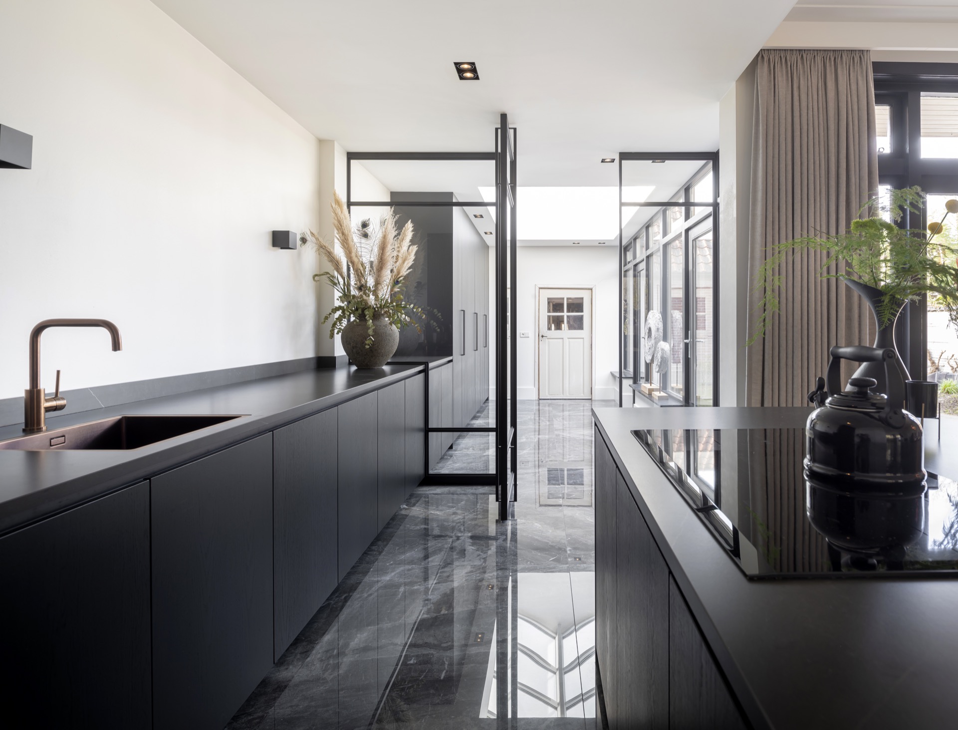 piastrelle effetto marmo per la cucina: vista d’insieme della cucina con piastrelle effetto marmo, porta in vetro con, Luxury, Design, Exclusive, Modern, Custom Made, Special, Beautiful