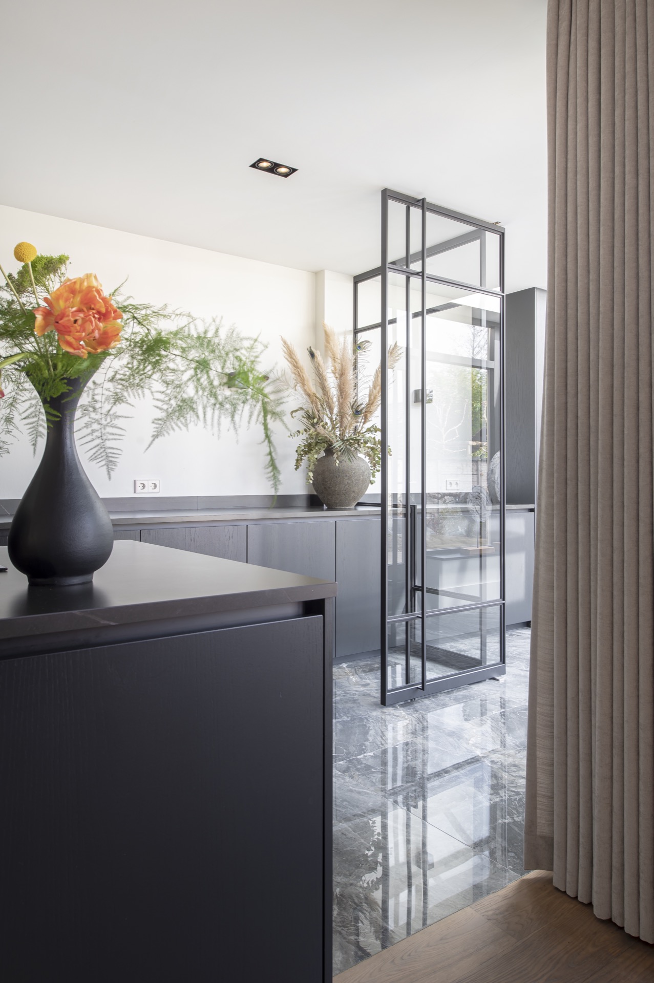 piastrelle effetto marmo per la cucina: cucina con piastrelle effetto marmo sul pavimento e passaggio in vetro con struttura, Luxury, Design, Exclusive, Modern, Custom Made, Special, Beautiful