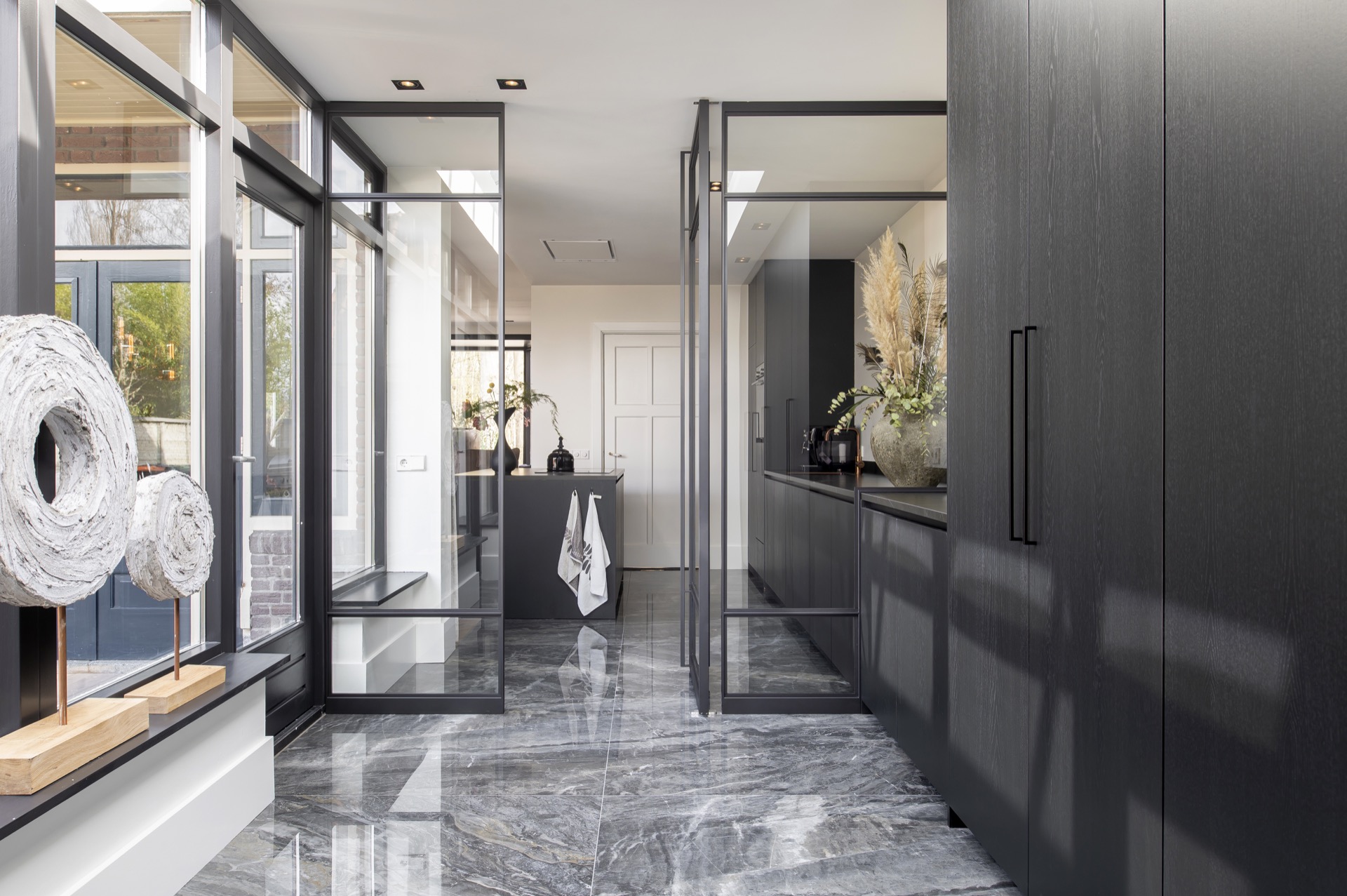 piastrelle effetto marmo per la cucina: cucina moderna con piastrelle effetto marmo, mobili scuri e partizioni in vetro con, Luxury, Design, Exclusive, Modern, Custom Made, Special, Beautiful