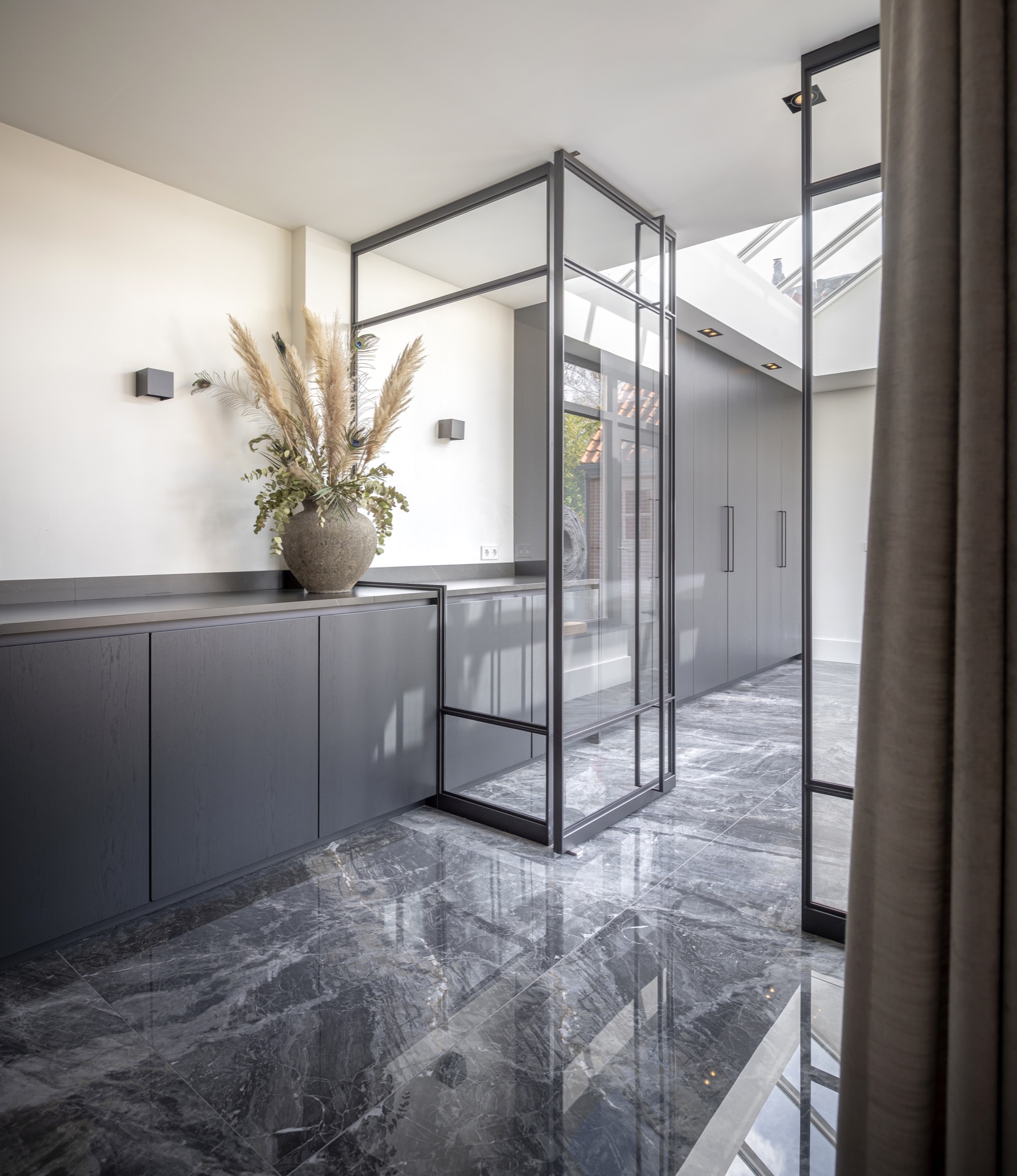 piastrelle effetto marmo per la cucina: angolo cucina con porte in vetro con struttura in acciaio e piastrelle effetto marmo, Luxury, Design, Exclusive, Modern, Custom Made, Special, Beautiful