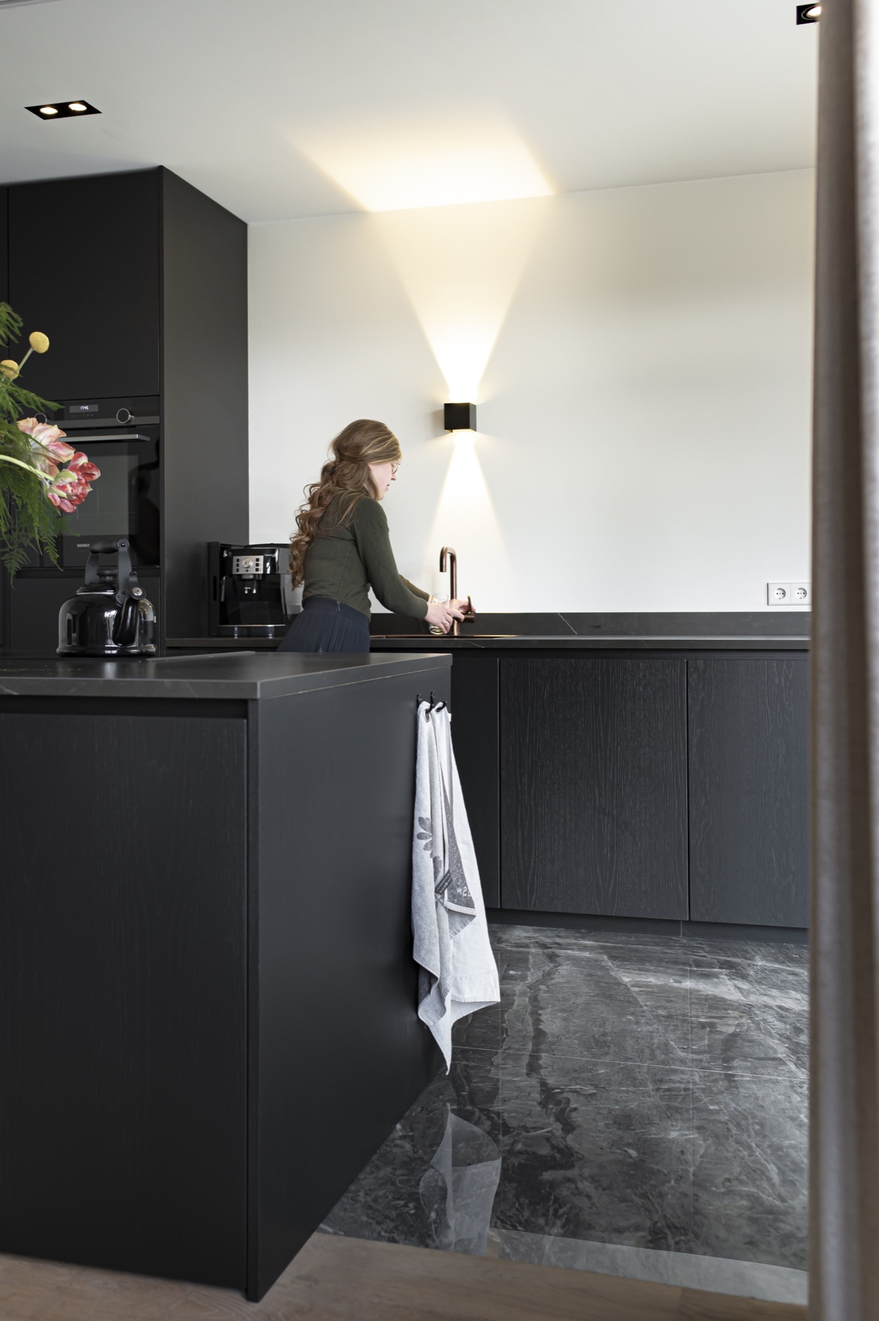 piastrelle effetto marmo per la cucina: cucina con blocco cucina scuro e piastrelle effetto marmo sul pavimento, Luxury, Design, Exclusive, Modern, Custom Made, Special, Beautiful