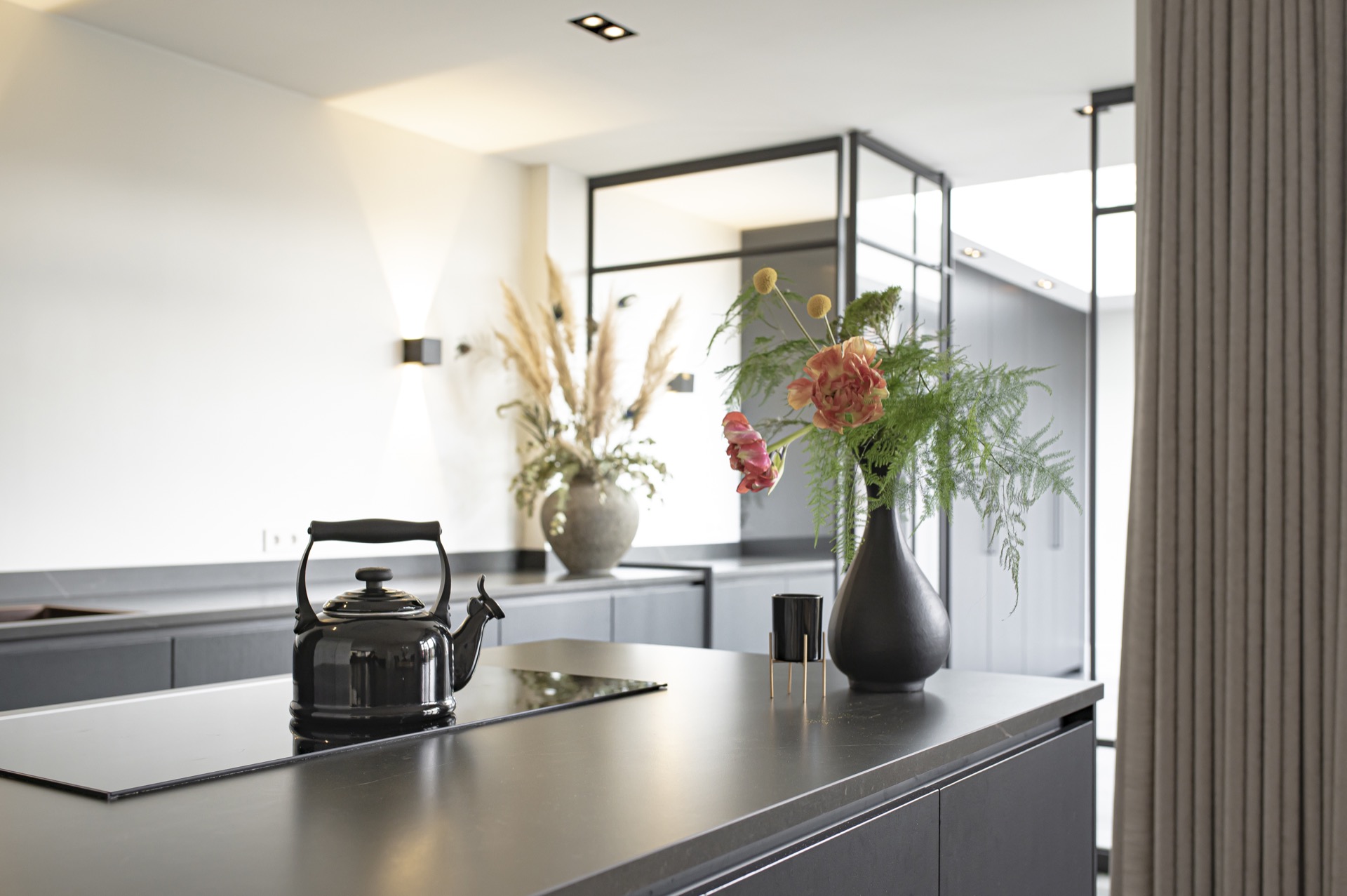 piastrelle effetto marmo per la cucina: cucina con partizione in vetro con struttura in acciaio e piastrelle effetto marmo, Luxury, Design, Exclusive, Modern, Custom Made, Special, Beautiful