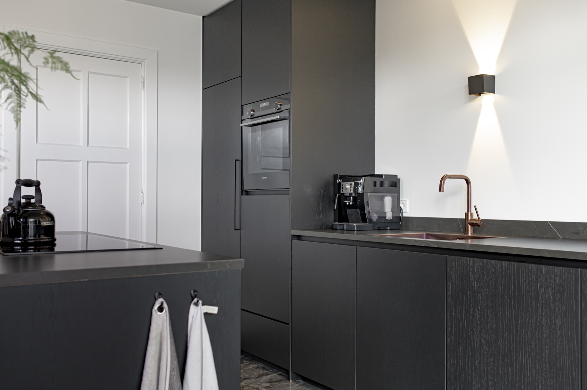 piastrelle effetto marmo per la cucina: cucina moderna con frontali dei mobili scuri e piastrelle effetto marmo sul, Luxury, Design, Exclusive, Modern, Custom Made, Special, Beautiful