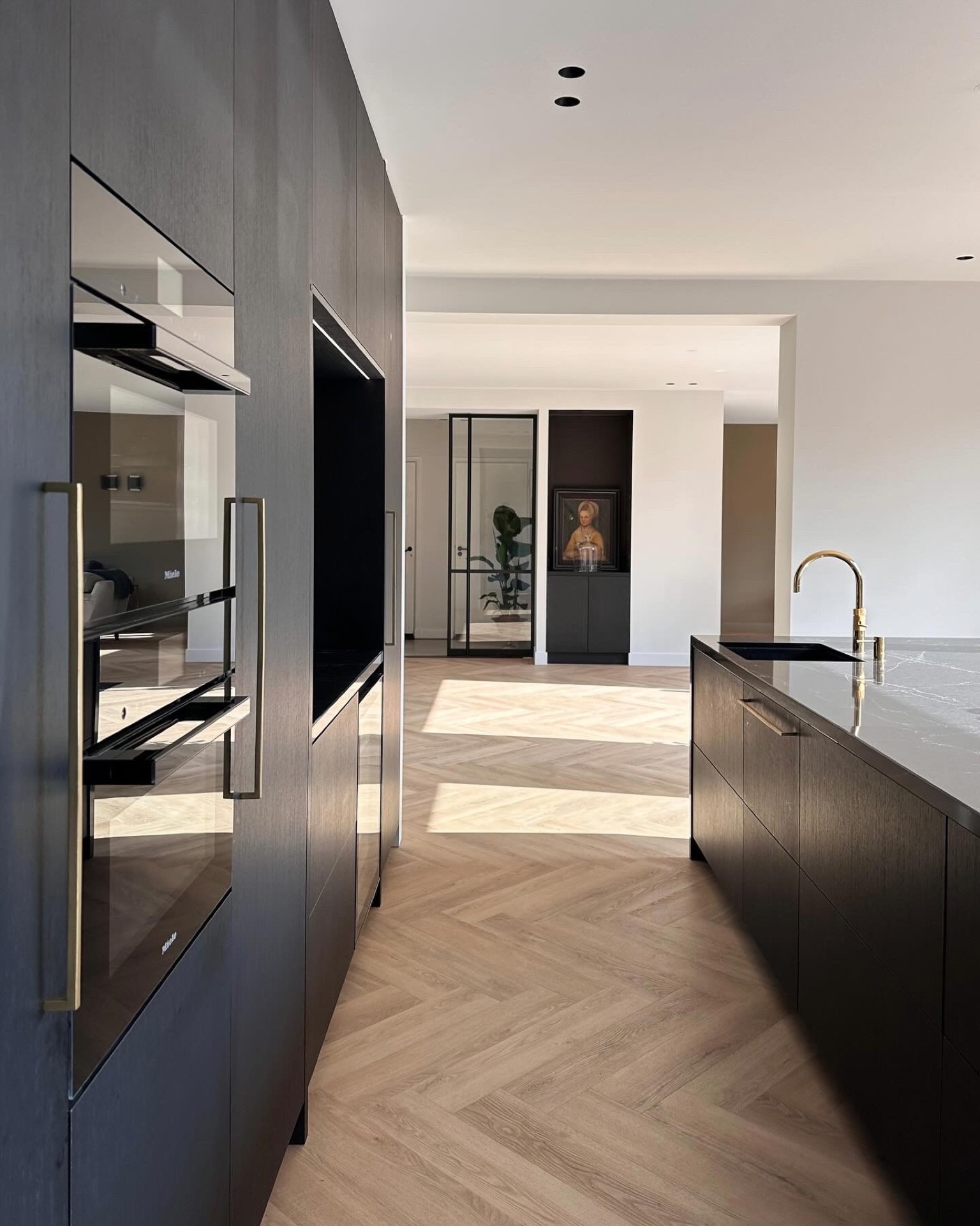 pavimento PVC spina di pesce effetto legno: cucina con pavimento in PVC a spina di pesce effetto legno, mobili scuri e, Luxury, Design, Exclusive, Modern, Custom Made, Special, Beautiful