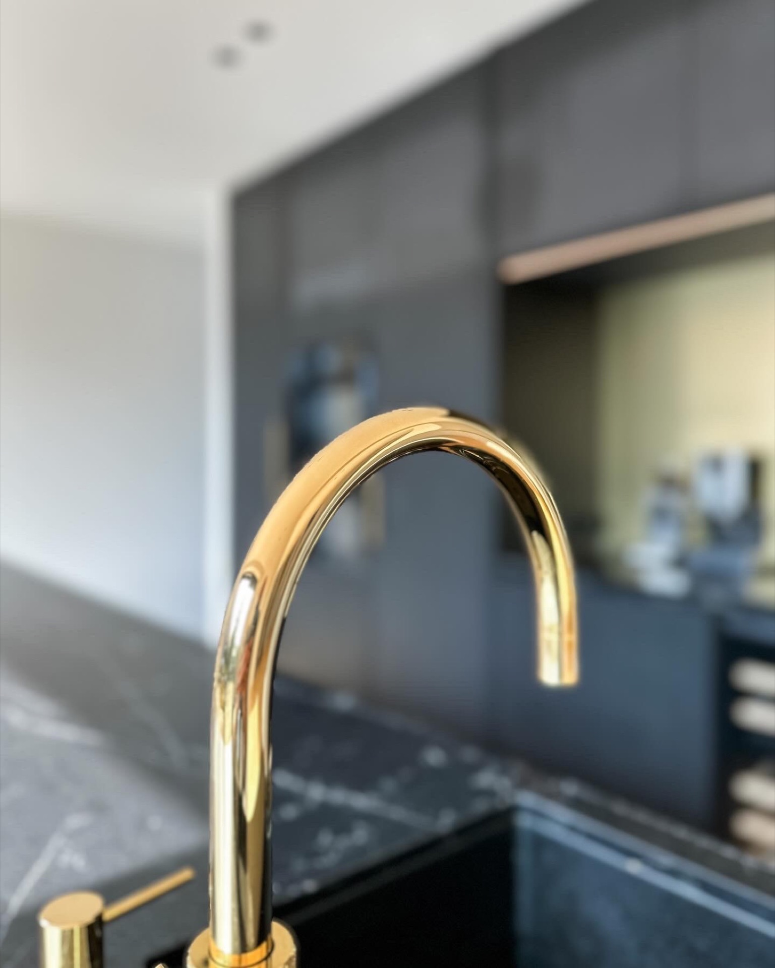 pavimento PVC spina di pesce effetto legno: primo piano del rubinetto dorato della cucina sopra un piano effetto marmo, Luxury, Design, Exclusive, Modern, Custom Made, Special, Beautiful