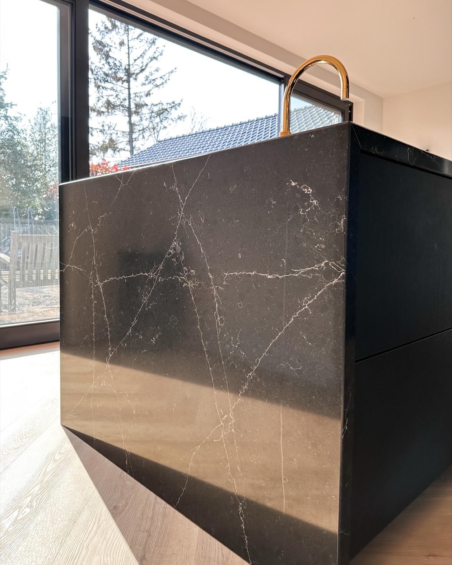 pavimento PVC spina di pesce effetto legno: parete e piano effetto marmo con rubinetto dorato vicino a una grande finestra, Luxury, Design, Exclusive, Modern, Custom Made, Special, Beautiful