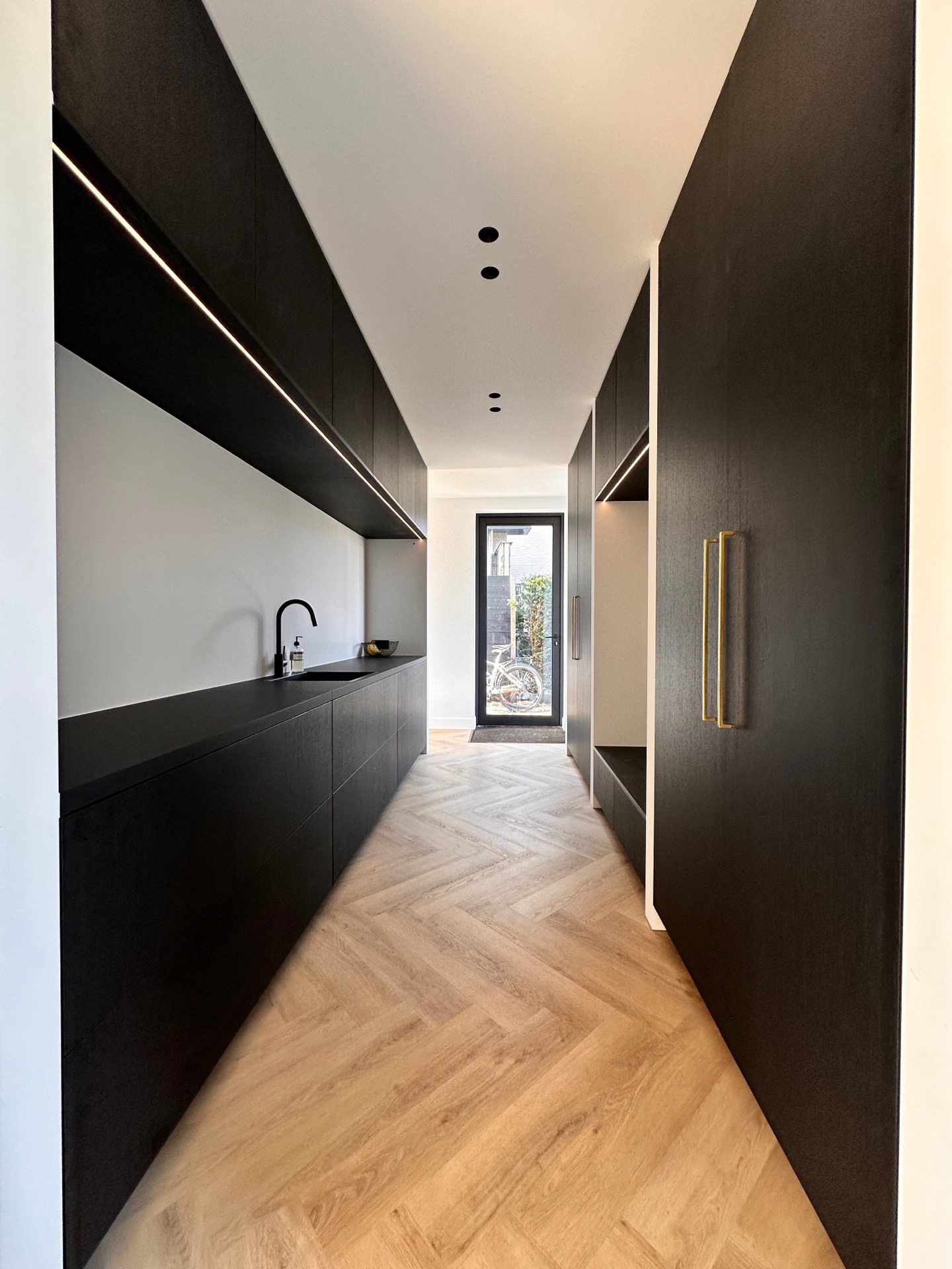 pavimento PVC spina di pesce effetto legno: corridoio moderno con pavimento PVC a spina di pesce effetto legno e, Luxury, Design, Exclusive, Modern, Custom Made, Special, Beautiful