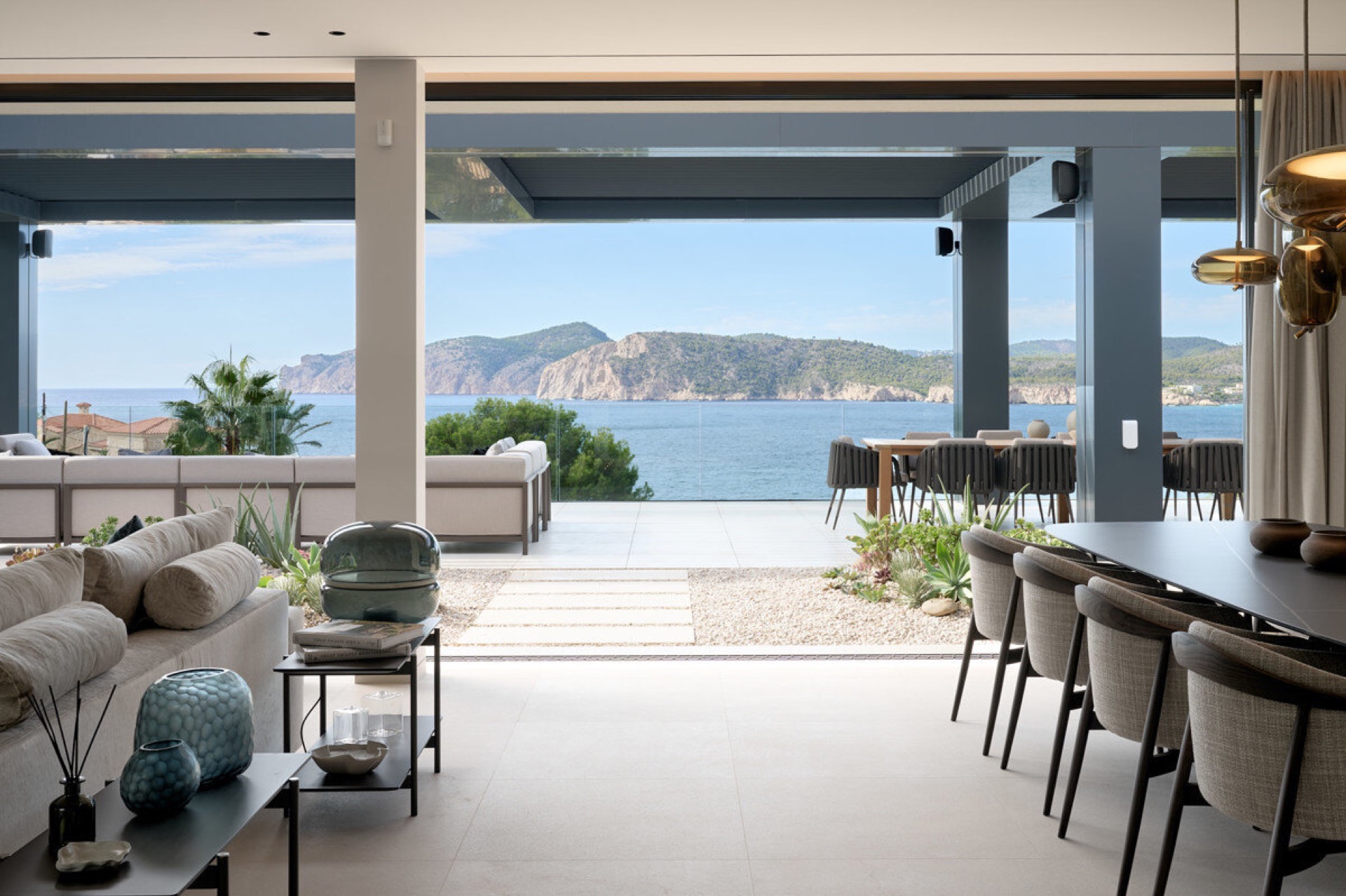 villa costiera moderna con piscina infinity: veranda coperta con area salotto e pranzo, grandi aperture e vista mare, Luxury, Design, Exclusive, Modern, Custom Made, Special, Beautiful