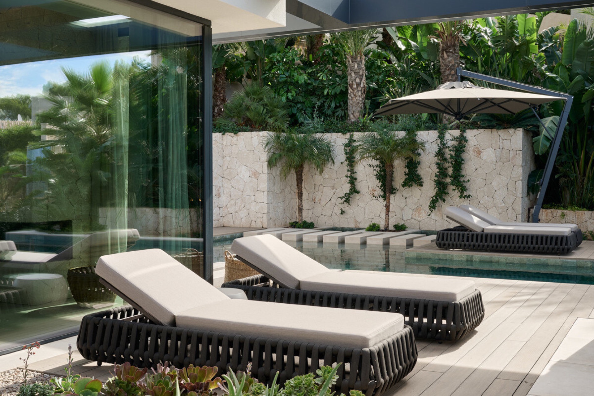 villa costiera moderna con piscina infinity: lettini prendisole accanto a una piscina tipo infinity con facciata in vetro, Luxury, Design, Exclusive, Modern, Custom Made, Special, Beautiful