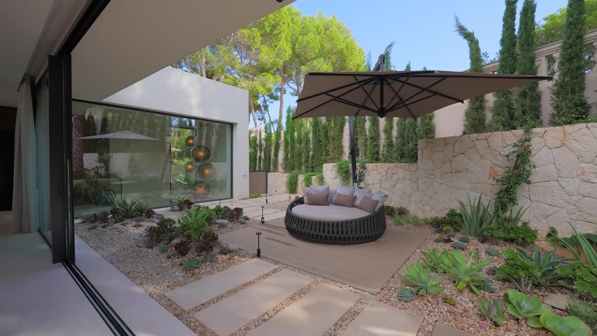 villa costiera moderna con piscina infinity: area lounge esterna vicino a un muro del giardino con luci d’atmosfera e, Luxury, Design, Exclusive, Modern, Custom Made, Special, Beautiful