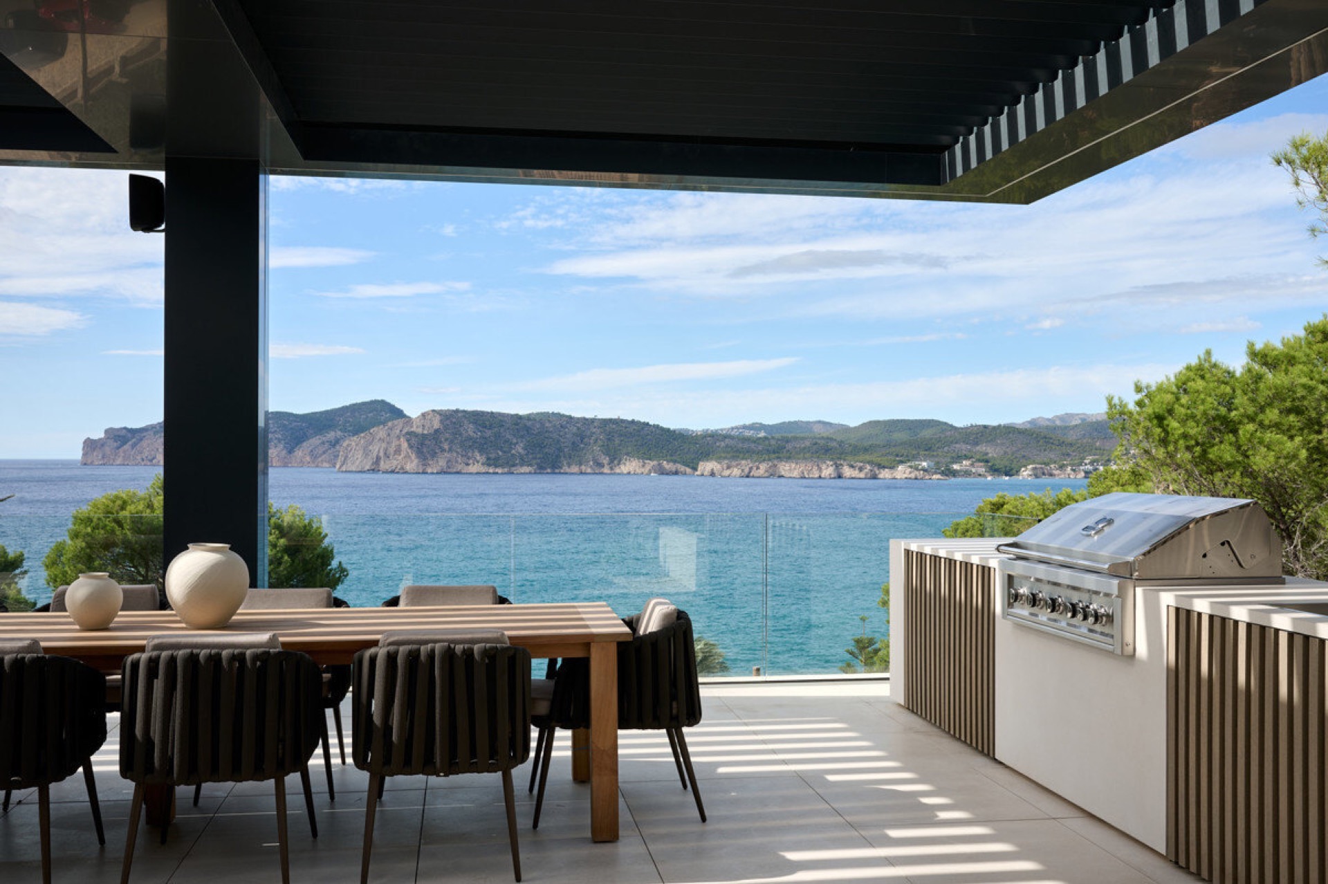villa costiera moderna con piscina infinity: terrazza moderna con cucina esterna, tavolo da pranzo e ringhiera in vetro con, Luxury, Design, Exclusive, Modern, Custom Made, Special, Beautiful