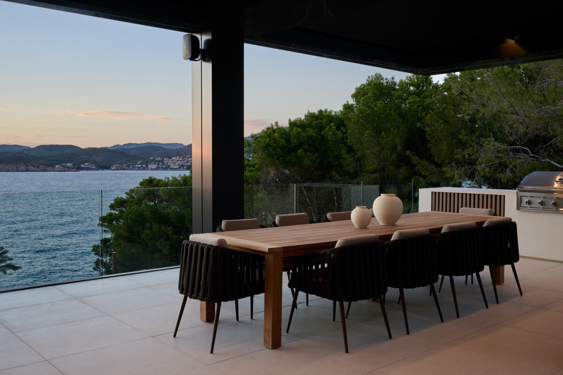 villa costiera moderna con piscina infinity: zona pranzo esterna coperta con tavolo e vista sul mare da una terrazza moderna, Luxury, Design, Exclusive, Modern, Custom Made, Special, Beautiful