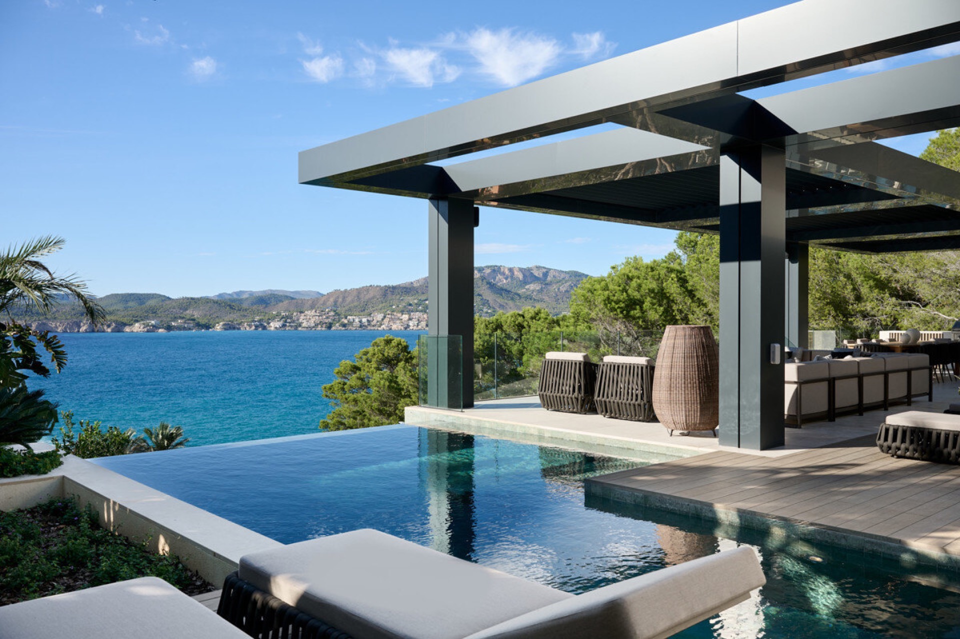 villa costiera moderna con piscina infinity: piscina infinity con copertura e area lounge con vista sul mare e sulle colline, Luxury, Design, Exclusive, Modern, Custom Made, Special, Beautiful