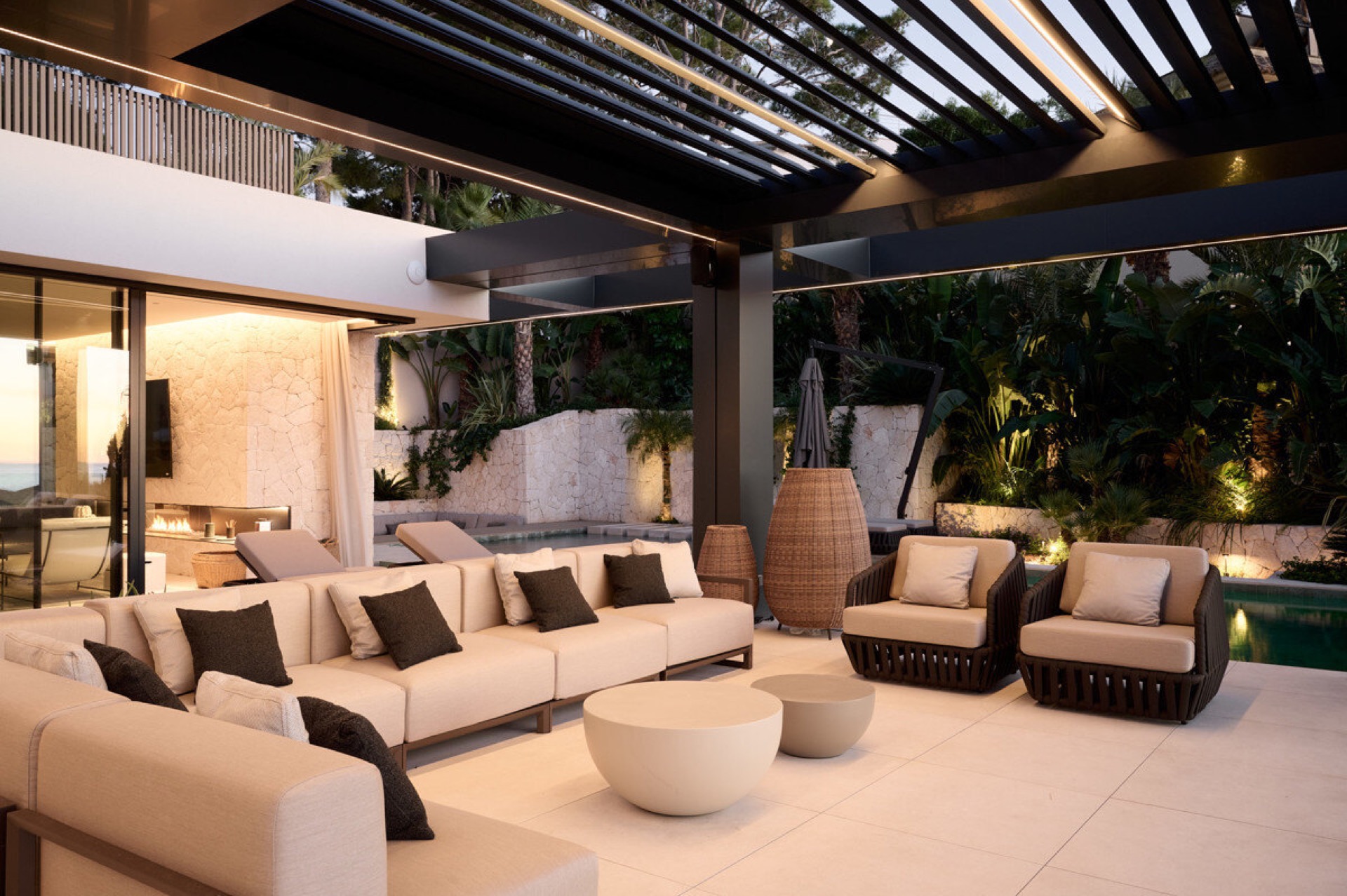 villa costiera moderna con piscina infinity: lounge esterna moderna con divano bianco e zona pranzo sotto pergola con, Luxury, Design, Exclusive, Modern, Custom Made, Special, Beautiful