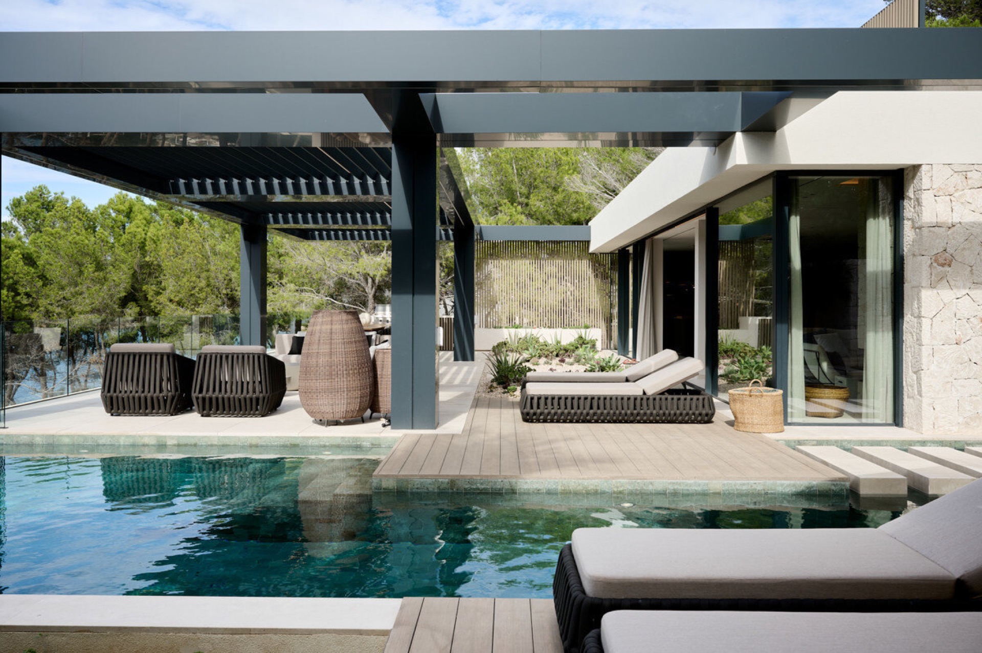 villa costiera moderna con piscina infinity: piscina e terrazza coperta con lettini e accesso in vetro in una villa moderna, Luxury, Design, Exclusive, Modern, Custom Made, Special, Beautiful