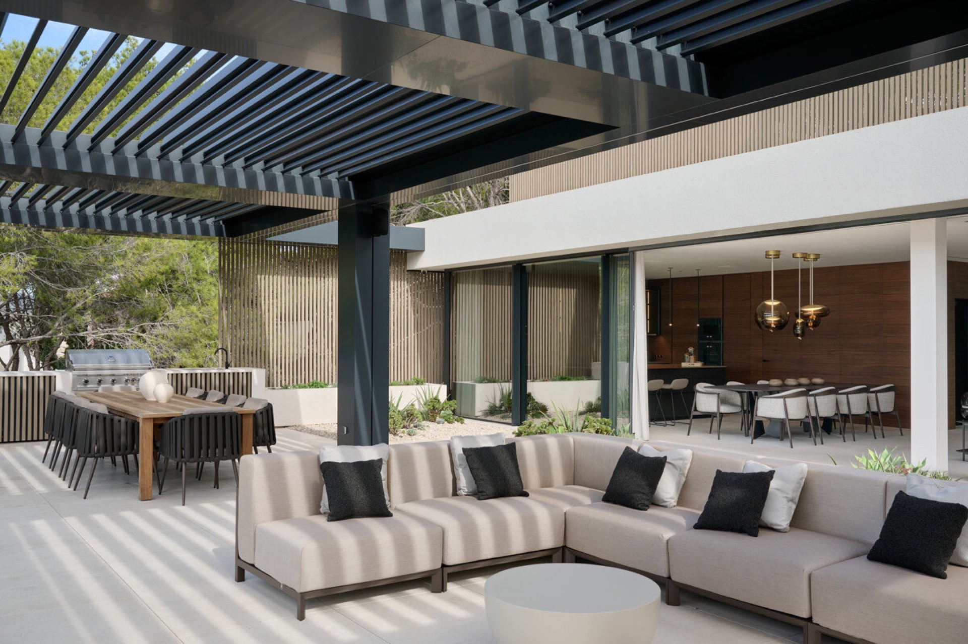 villa costiera moderna con piscina infinity: area lounge coperta con pergola a lamelle, giardino sullo sfondo e giochi di, Luxury, Design, Exclusive, Modern, Custom Made, Special, Beautiful