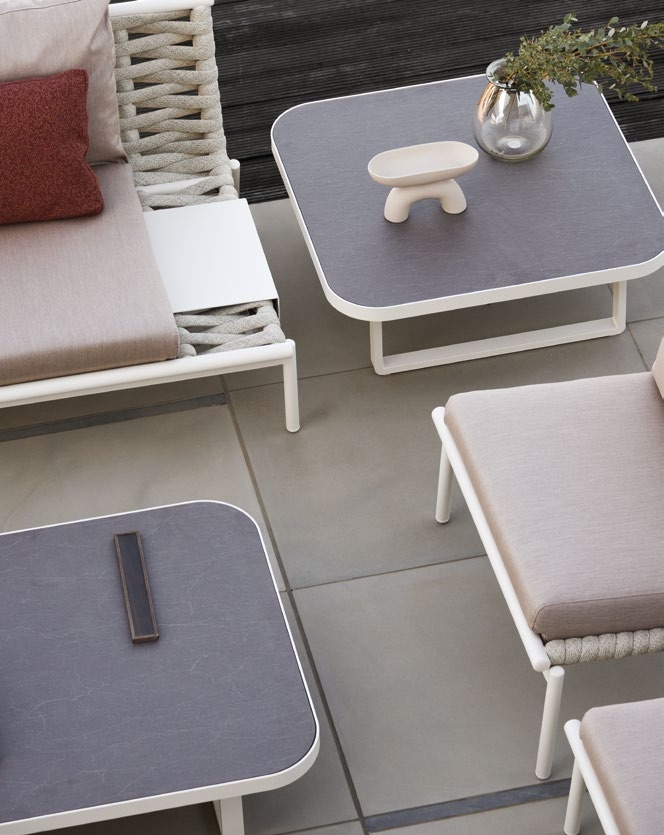 zona living outdoor con rivestimento intrecciato: dettaglio di tavolino e cuscini in zona living outdoor con struttura bianca, Luxe, Design, Exclusief, Modern, Maatwerk, Bijzondere, Mooie