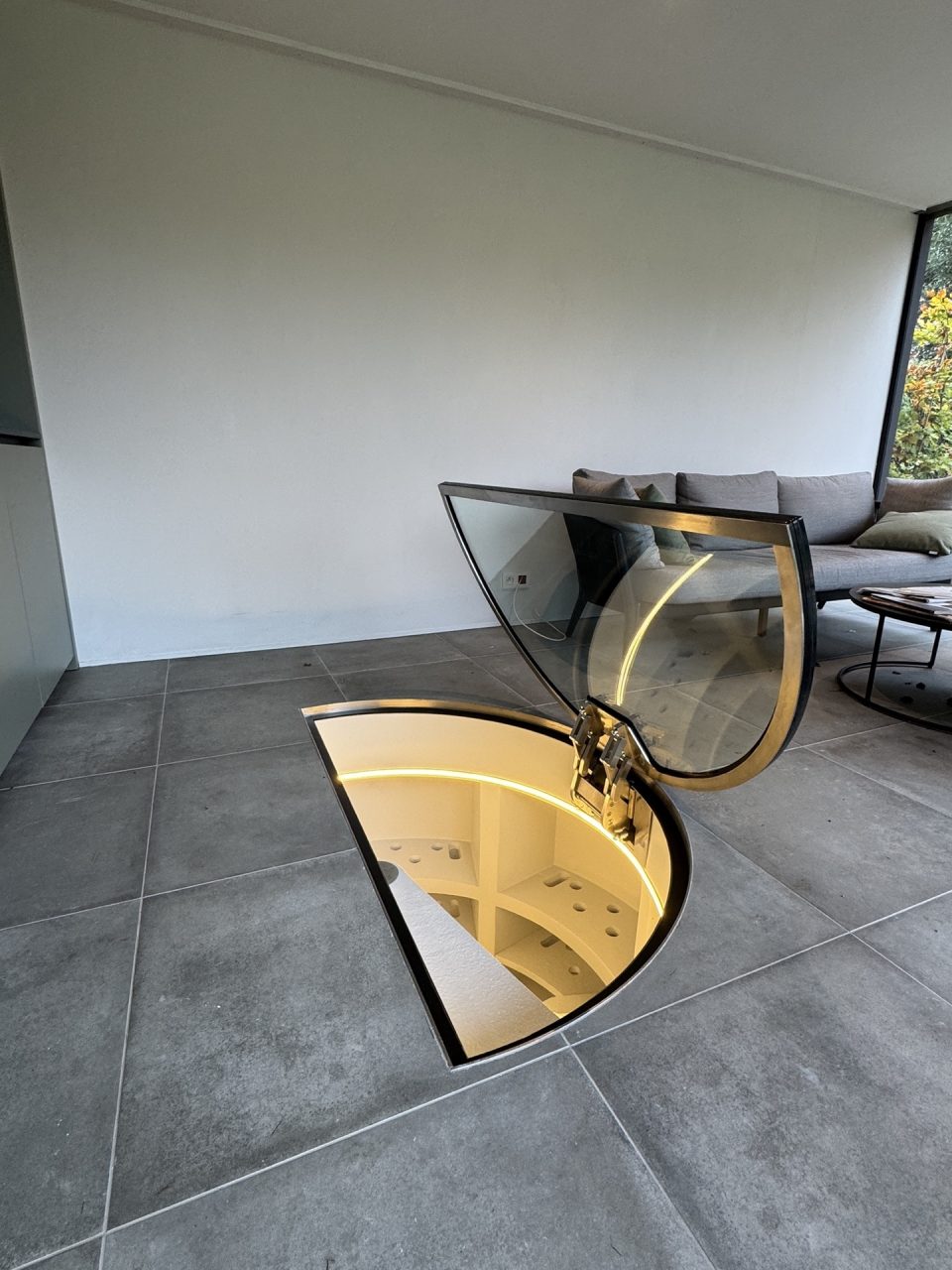 cantina del vino da incasso in poolhouse: finestra a mezza luna in vetro aperta di una cantina vini con luce calda nel, Luxury, Design, Exclusive, Modern, Custom Made, Special, Beautiful