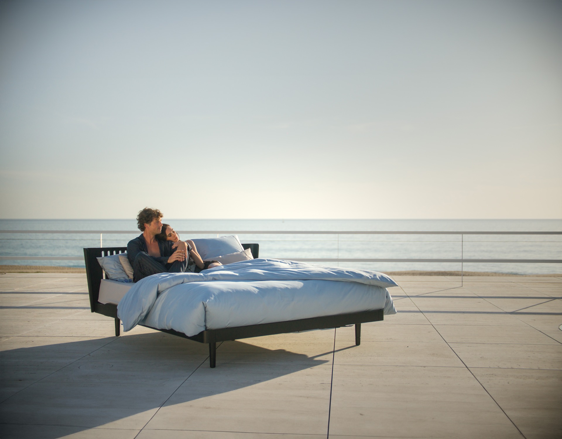 design letto matrimoniale scandinavo: letto moderno scuro su terrazza piastrellata con vista sul mare, Luxury, Design, Exclusive, Modern, Custom Made, Special, Beautiful