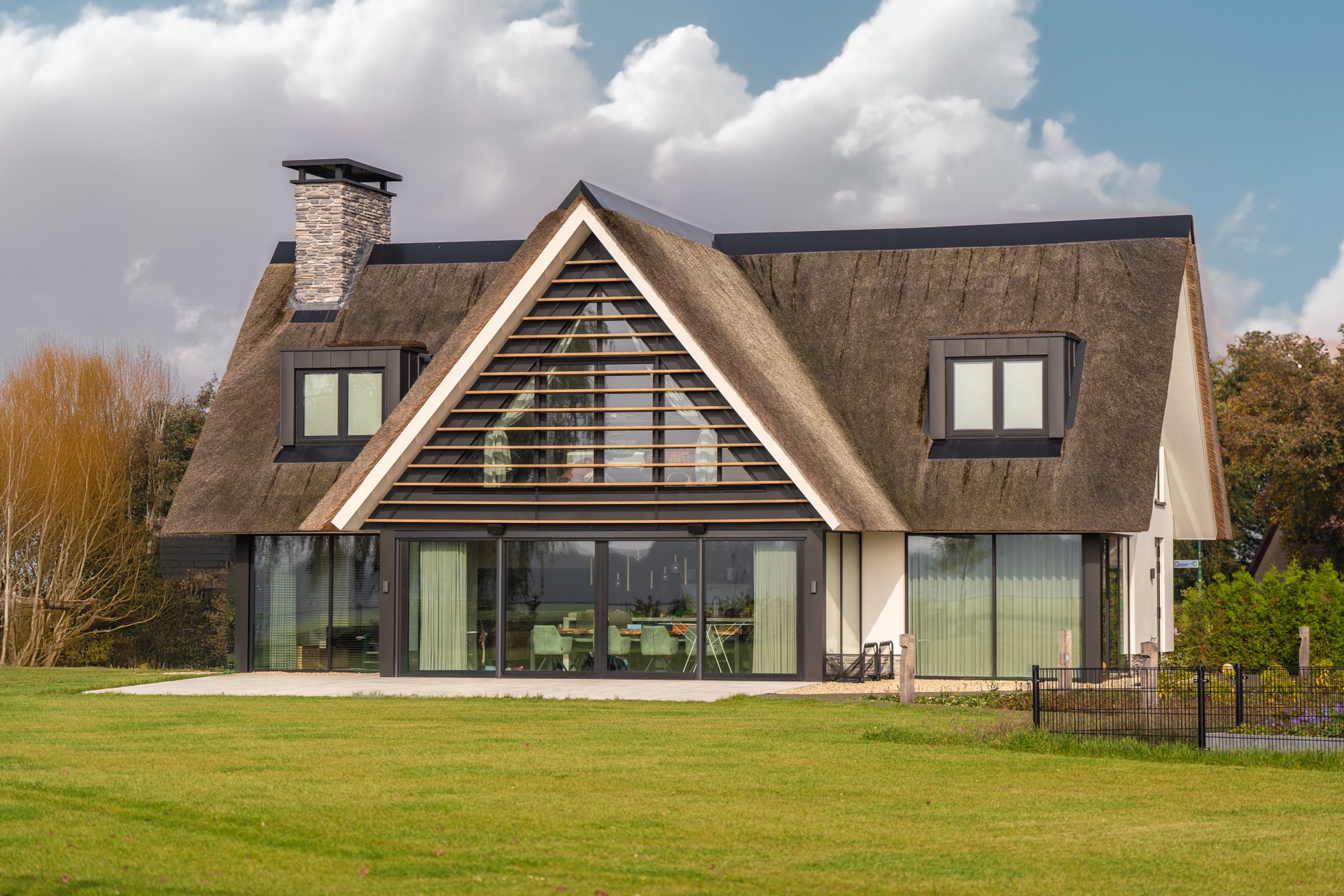 villa rurale con tetto in paglia e grandi vetrate sul retro: villa di campagna con tetto in paglia, intonaco bianco e grandi, Luxury, Design, Exclusive, Modern, Custom Made, Special, Beautiful