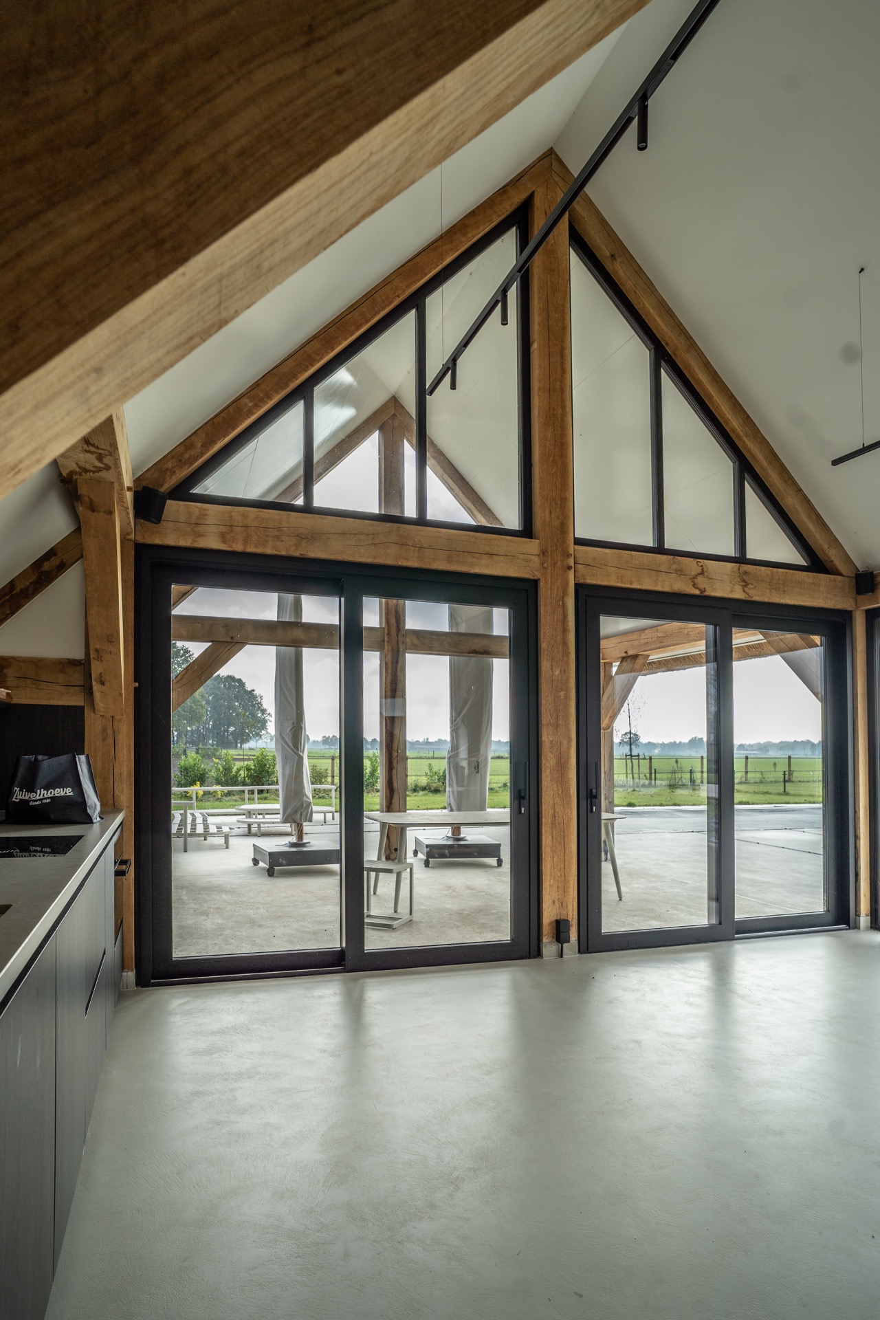 villa rurale con tetto in paglia e grandi vetrate sul retro: vista interna con travi in legno a vista e grandi porte in, Luxury, Design, Exclusive, Modern, Custom Made, Special, Beautiful