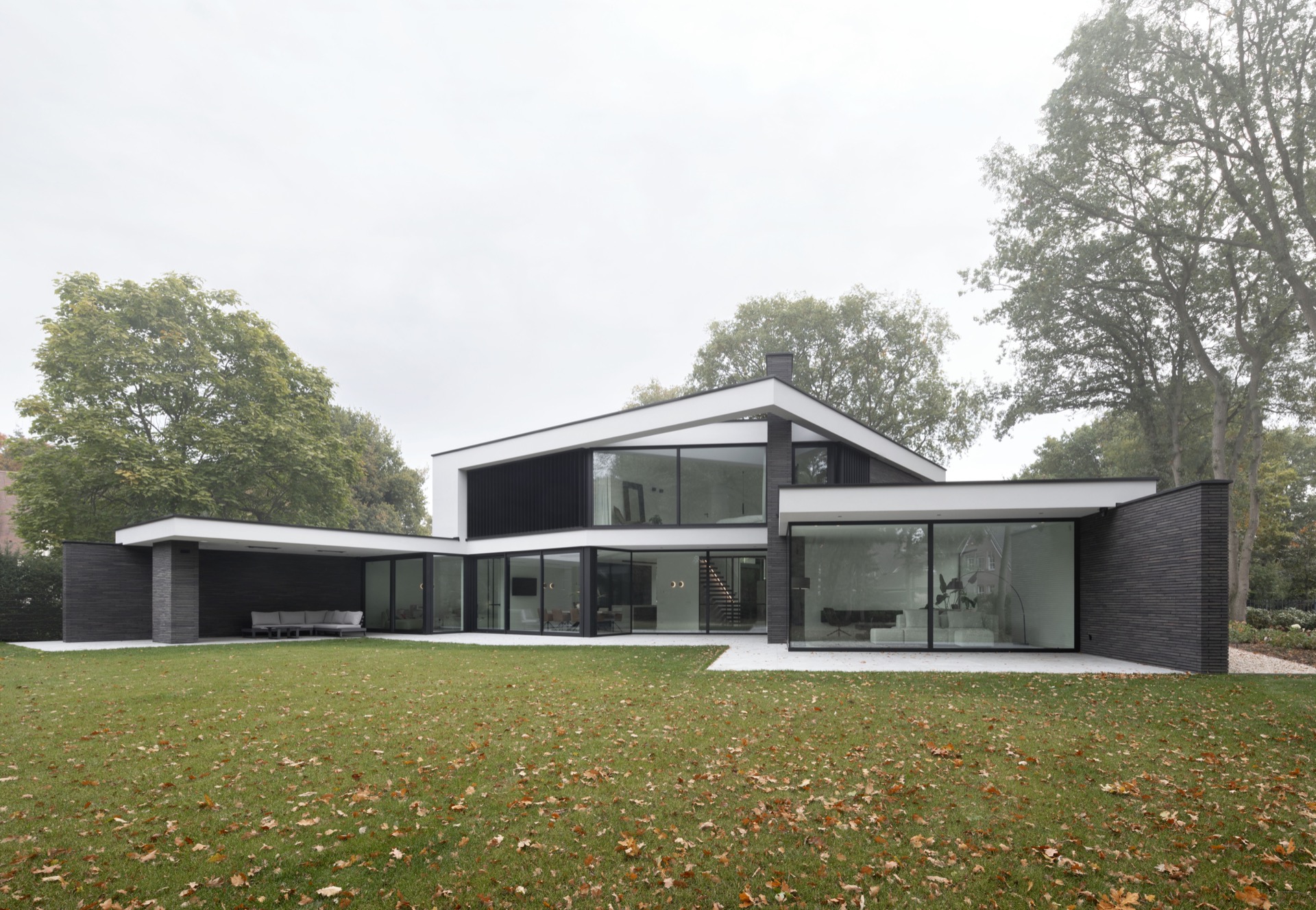 casa moderna con grandi finestre: vista laterale con rivestimento scuro e grandi porte vetrate, Luxury, Design, Exclusive, Modern, Custom Made, Special, Beautiful