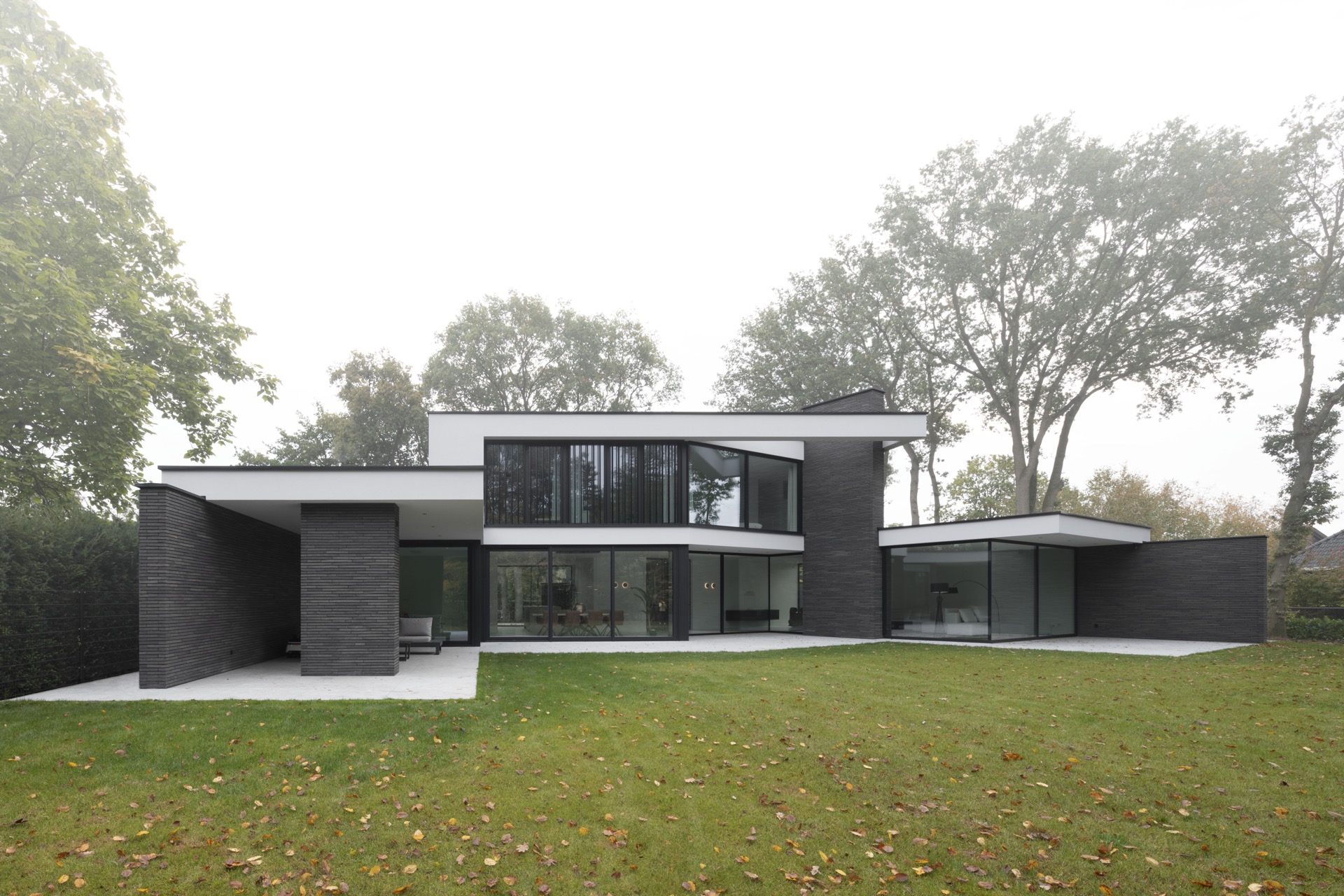 casa moderna con grandi finestre: facciata ampia con grandi aperture in vetro e accenti in mattoni scuri, Luxury, Design, Exclusive, Modern, Custom Made, Special, Beautiful