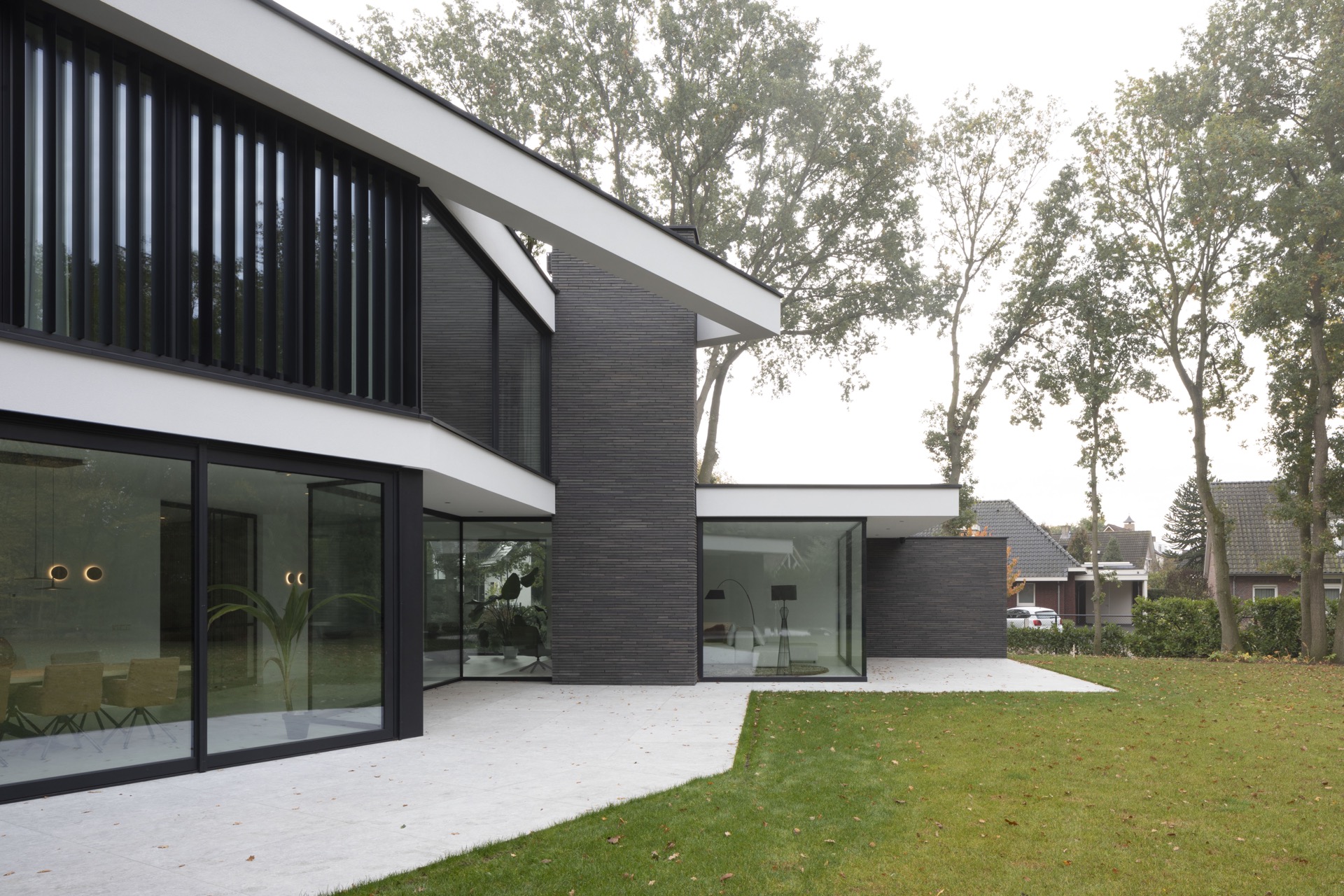 casa moderna con grandi finestre: dettaglio di facciata con doghe verticali e fascia di finestre sopra il patio, Luxury, Design, Exclusive, Modern, Custom Made, Special, Beautiful