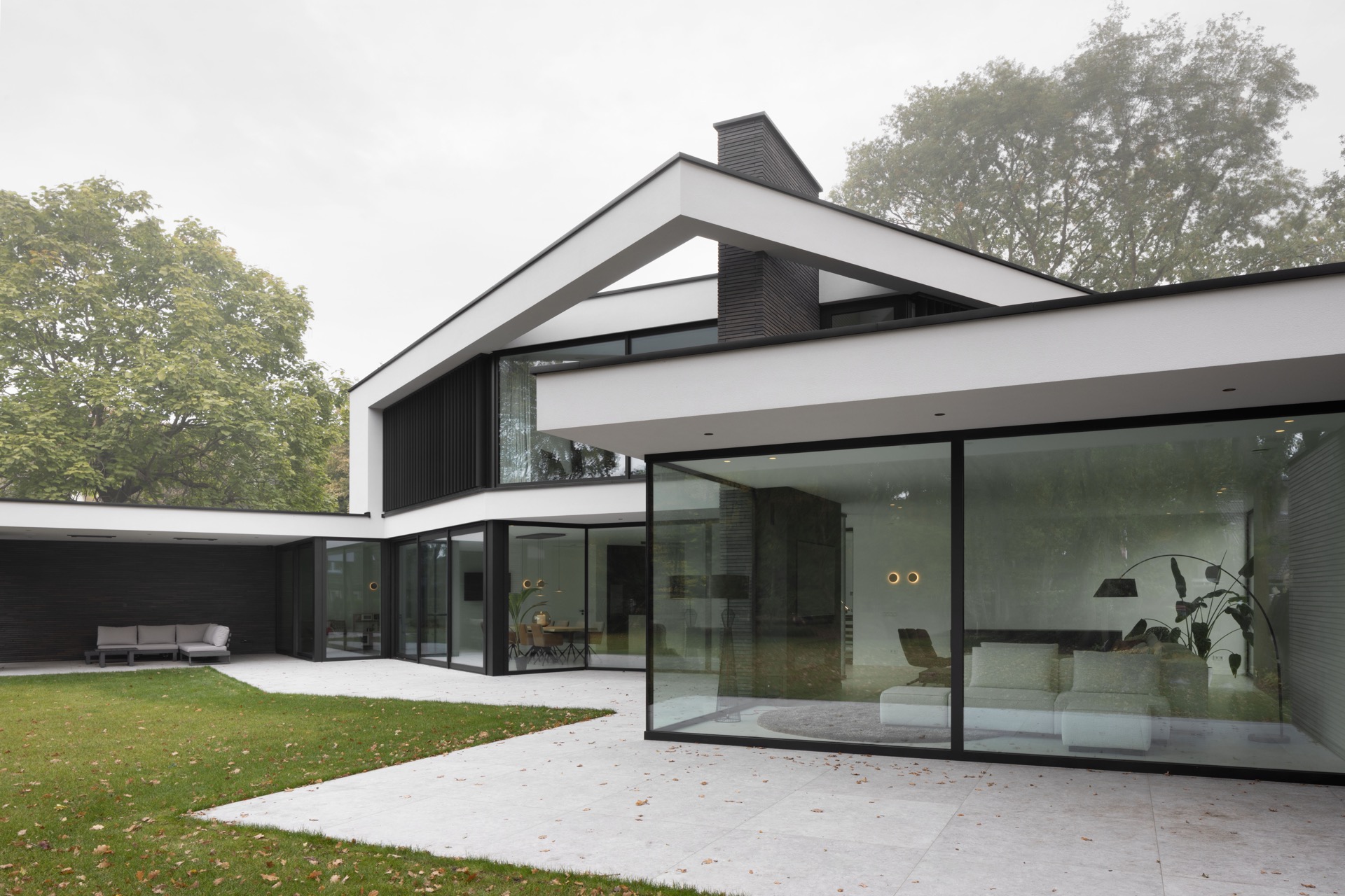 casa moderna con grandi finestre: patio con sporto e grande parete vetrata su una casa moderna, Luxury, Design, Exclusive, Modern, Custom Made, Special, Beautiful