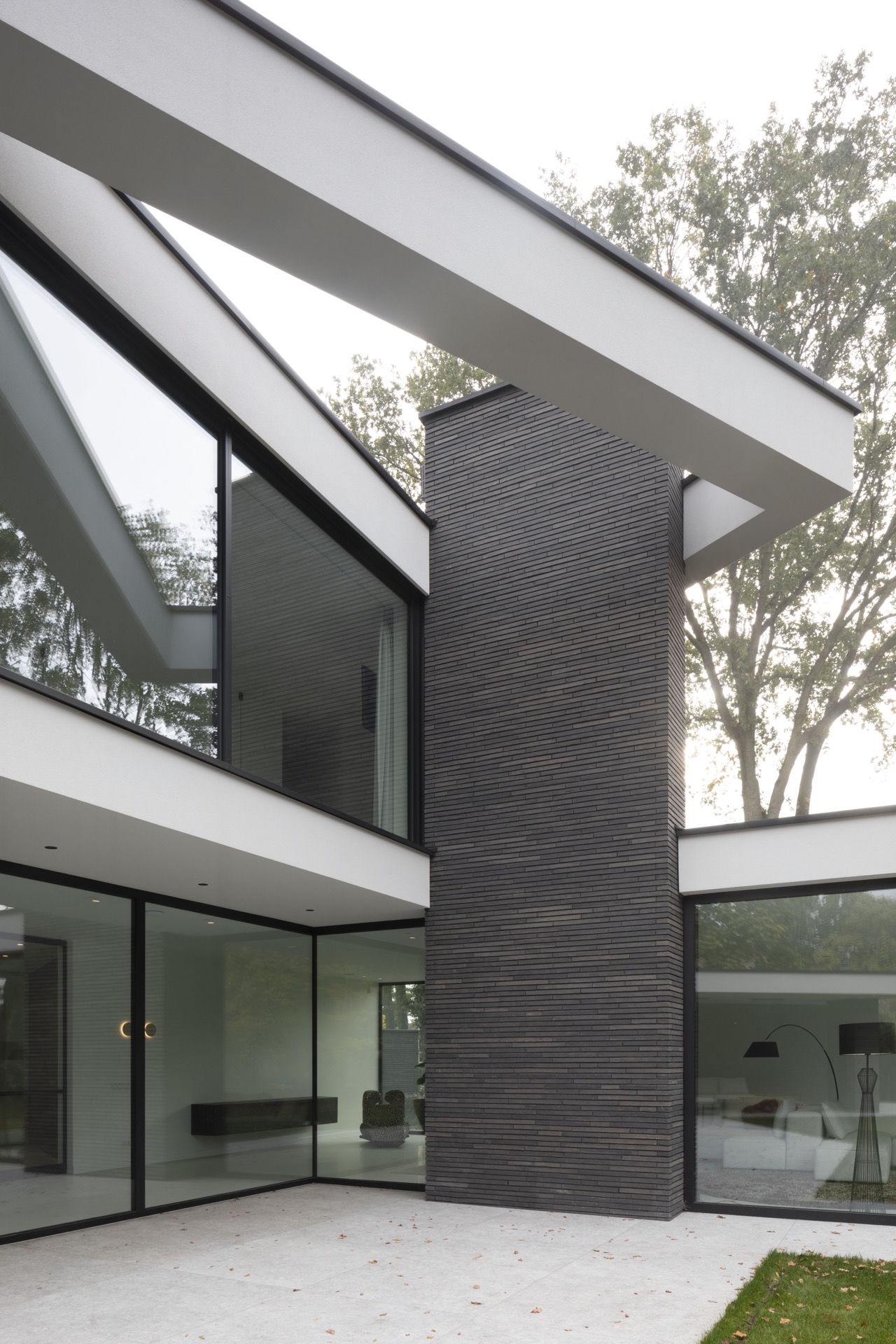casa moderna con grandi finestre: angolo della facciata con colonna in mattoni scuri e grandi porte vetrate, Luxury, Design, Exclusive, Modern, Custom Made, Special, Beautiful
