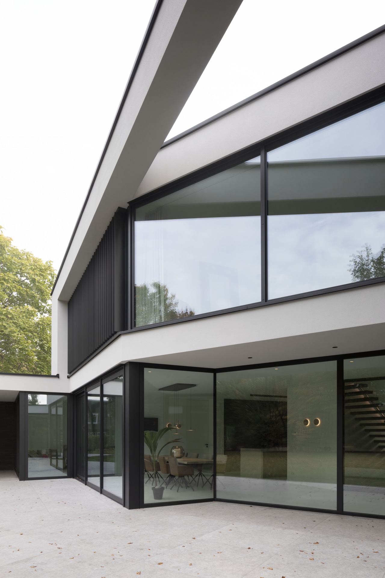 casa moderna con grandi finestre: dettaglio del bordo della facciata e dei telai delle finestre con aperture in vetro sotto, Luxury, Design, Exclusive, Modern, Custom Made, Special, Beautiful