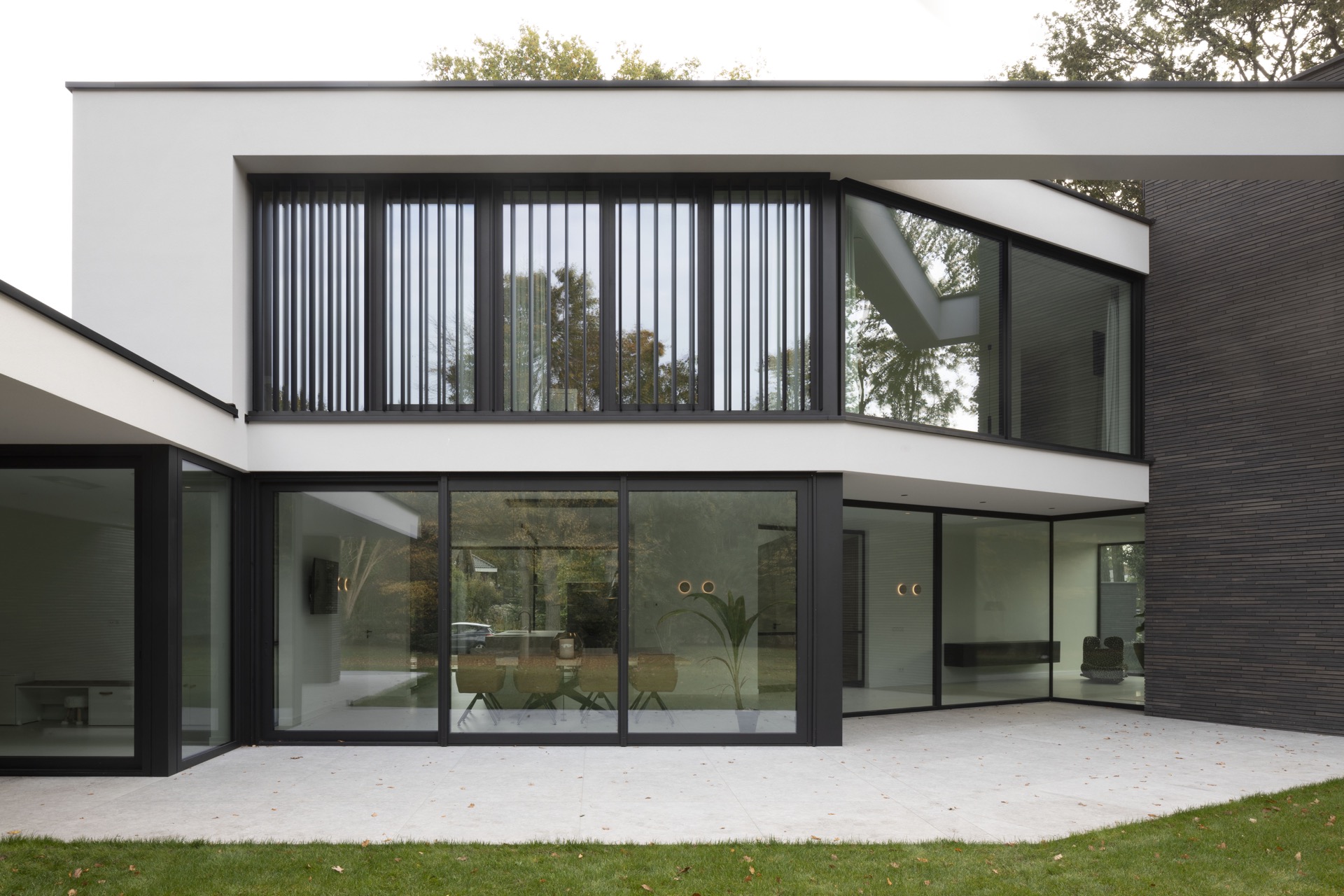 casa moderna con grandi finestre: facciata con doghe verticali e ampia fascia di finestre, Luxury, Design, Exclusive, Modern, Custom Made, Special, Beautiful