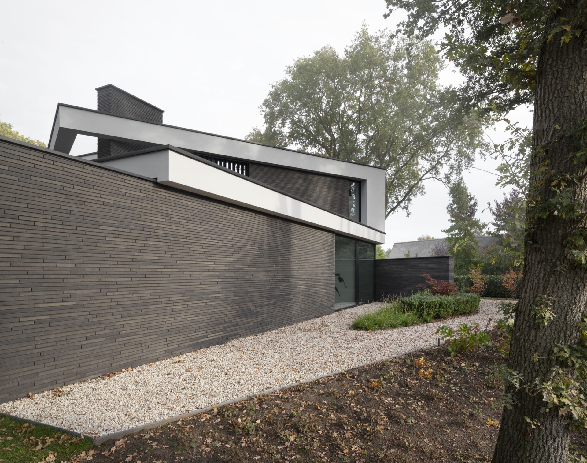 casa moderna con grandi finestre: facciata di casa moderna con volumi a sbalzo e rivestimento a doghe scure, Luxury, Design, Exclusive, Modern, Custom Made, Special, Beautiful