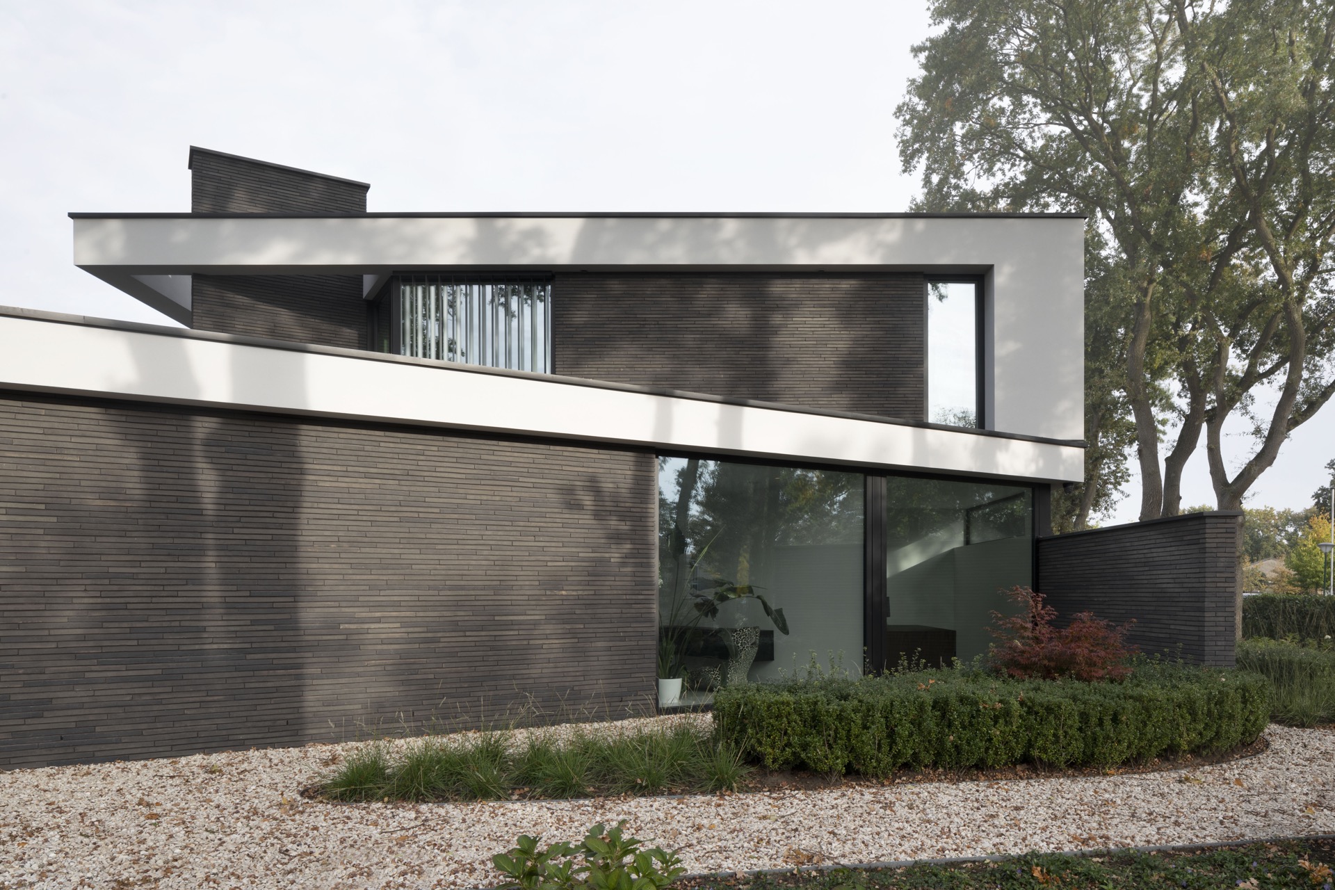 casa moderna con grandi finestre: prospetto laterale con parete in mattoni scuri e aperture in vetro, Luxury, Design, Exclusive, Modern, Custom Made, Special, Beautiful