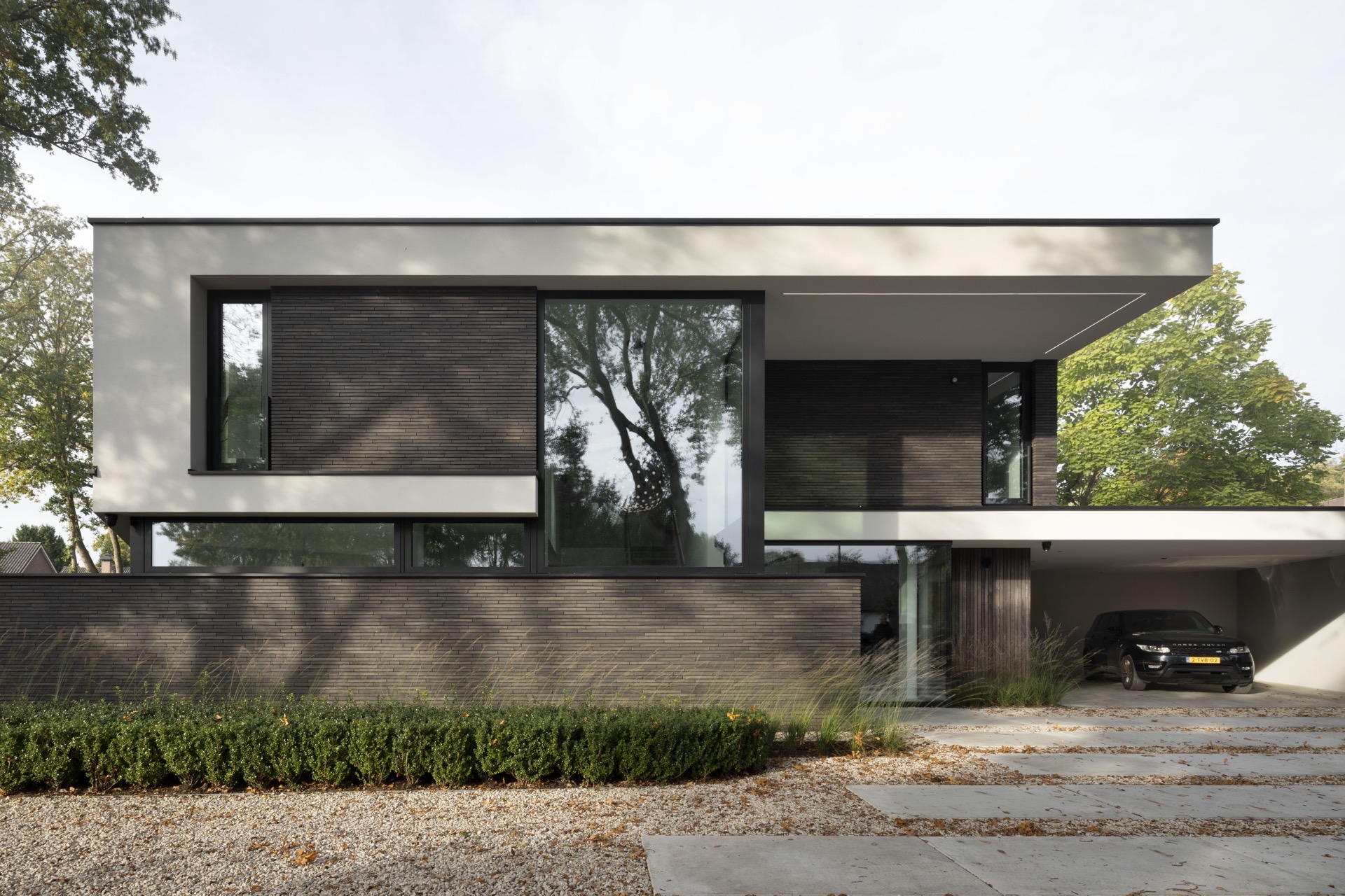 casa moderna con grandi finestre: dettaglio di facciata con rivestimento in mattoni orizzontali e fascia di finestre, Luxury, Design, Exclusive, Modern, Custom Made, Special, Beautiful
