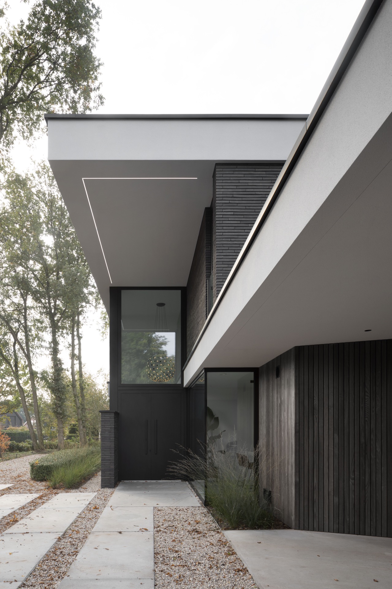 casa moderna con grandi finestre: parete in mattoni scuri con apertura della finestra e fascia di intonaco bianco, Luxury, Design, Exclusive, Modern, Custom Made, Special, Beautiful