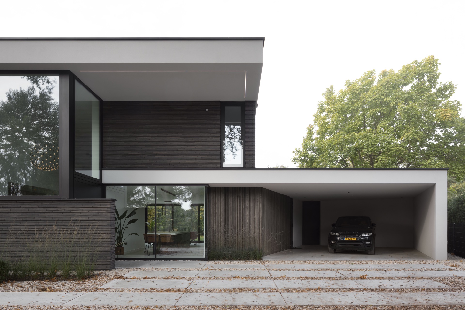 casa moderna con grandi finestre: soggiorno con grandi aperture in vetro e vista sul prato del giardino, Luxury, Design, Exclusive, Modern, Custom Made, Special, Beautiful
