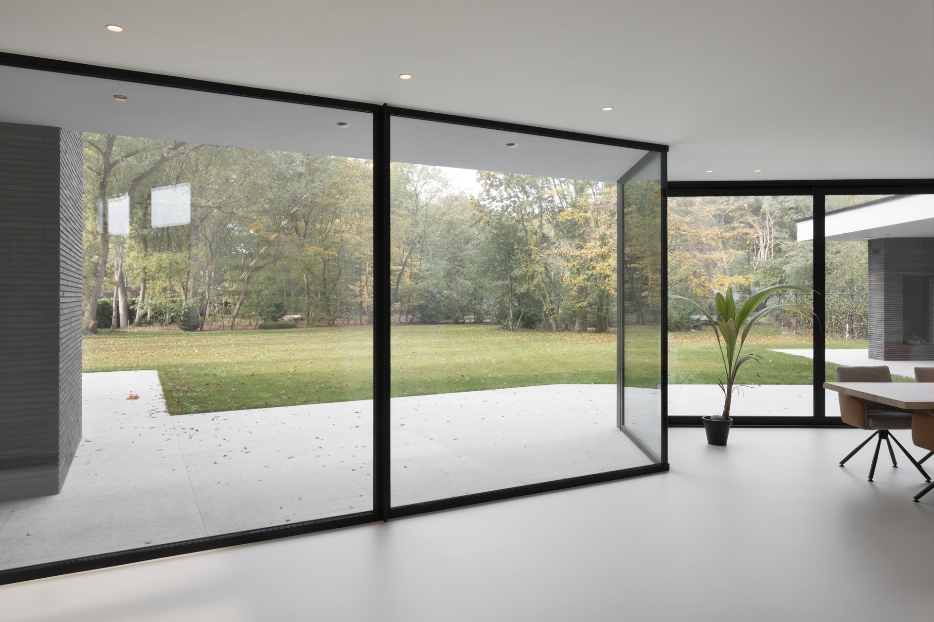 casa moderna con grandi finestre: scala interna con parapetto in vetro e gradini in legno vicino a grandi finestre, Luxury, Design, Exclusive, Modern, Custom Made, Special, Beautiful