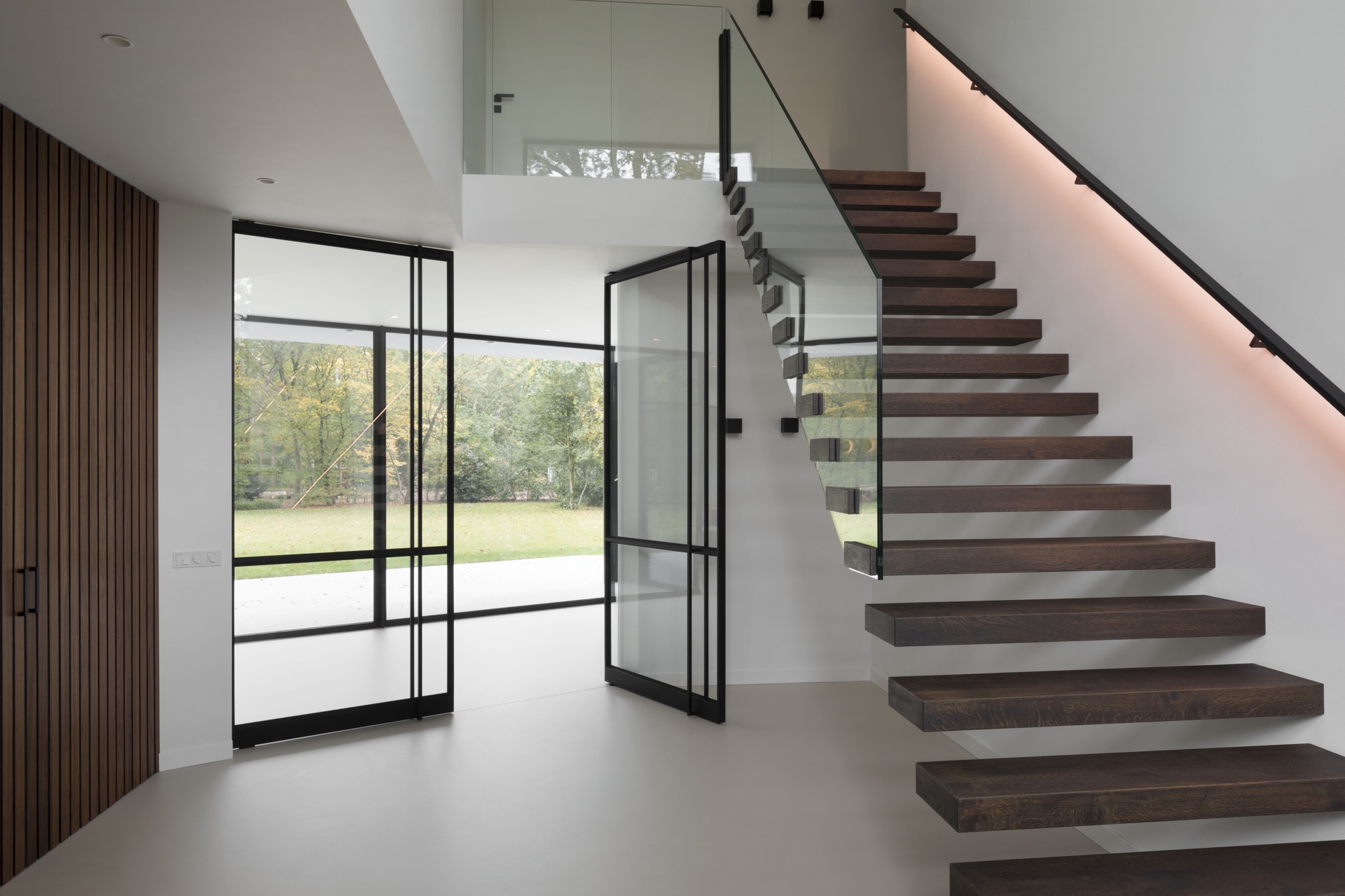 casa moderna con grandi finestre: vista aerea di giardino e cortile con terrazza pulita intorno alla casa moderna, Luxury, Design, Exclusive, Modern, Custom Made, Special, Beautiful