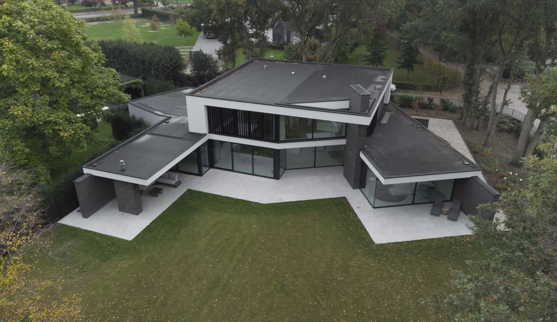 casa moderna con grandi finestre: vista aerea di giardino e terrazza con casa moderna e accenti scuri in facciata, Luxury, Design, Exclusive, Modern, Custom Made, Special, Beautiful