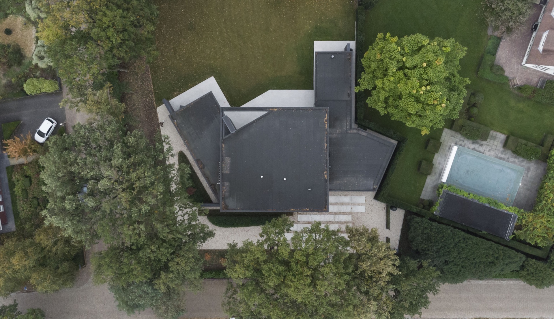 casa moderna con grandi finestre: dettaglio di facciata con rivestimento a doghe scure e sporto sopra l’area d’ingresso, Luxury, Design, Exclusive, Modern, Custom Made, Special, Beautiful
