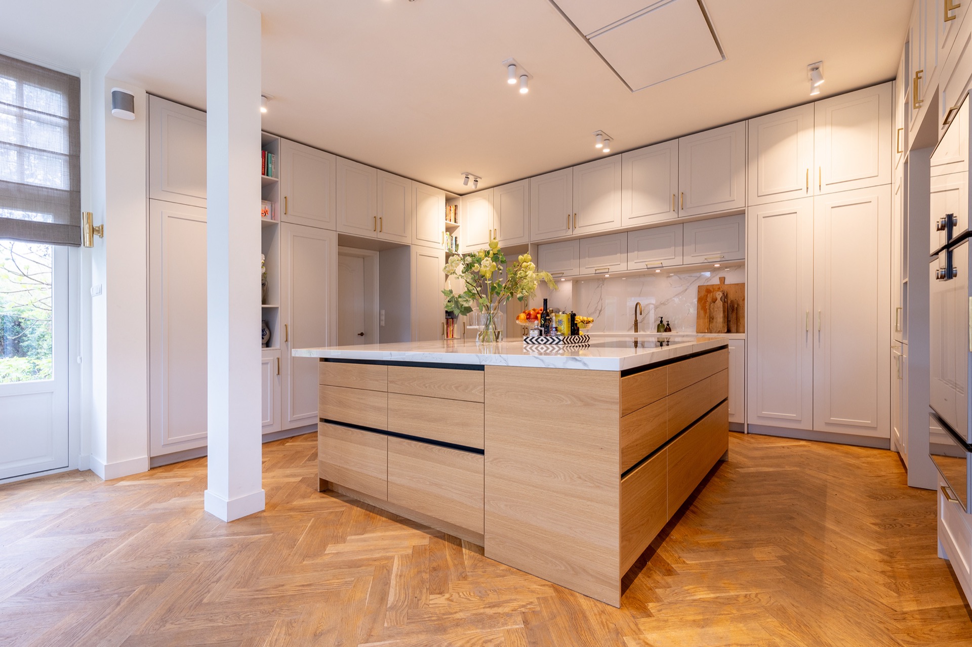 Cucina di lusso con isola, pensili bianchi e frontali in legno, Luxury, Design, Exclusive, Modern, Custom Made, Special, Beautiful