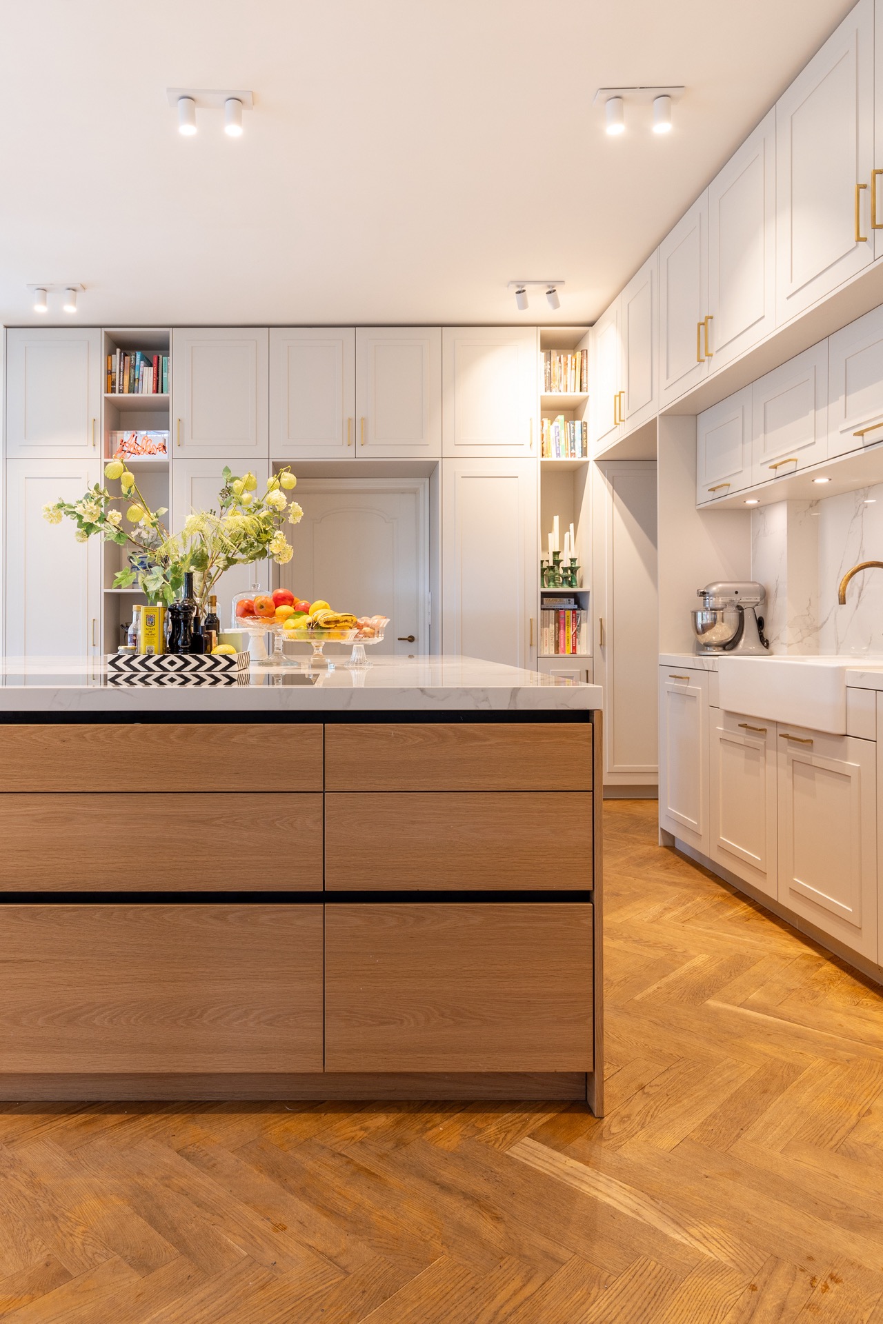 cucina di lusso con isola: parete di armadi con ante a pannelli e faretti da soffitto incassati sopra l’area lavoro, Luxury, Design, Exclusive, Modern, Custom Made, Special, Beautiful