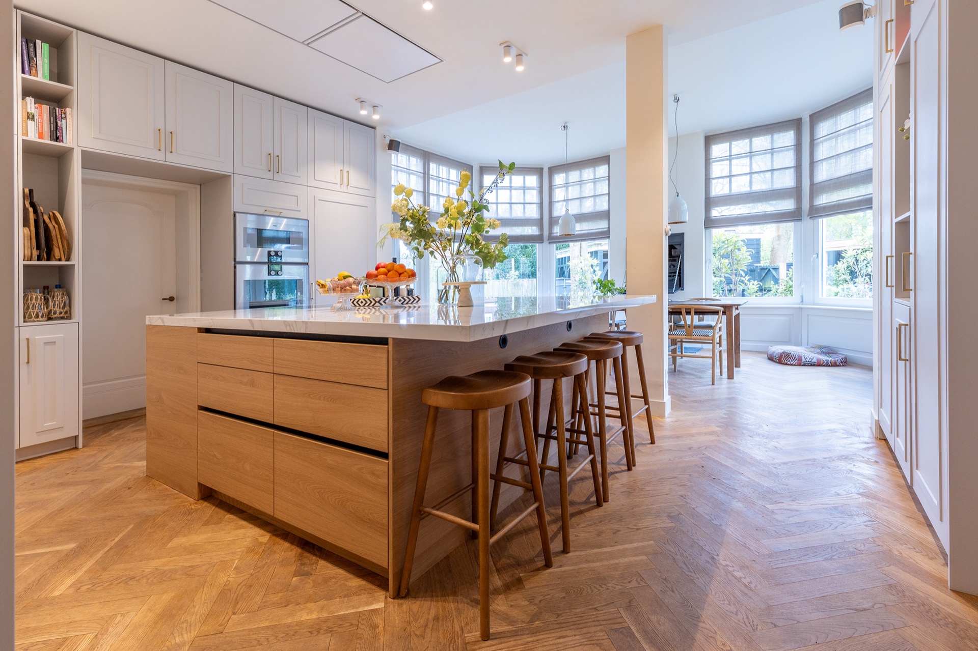 cucina di lusso con isola: disposizione cucina con isola, parete di armadi bianchi e finestre con tende, Luxury, Design, Exclusive, Modern, Custom Made, Special, Beautiful